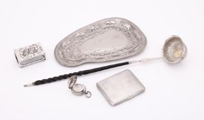 A COLLECTION OF SILVER AND SILVER COLOURED ITEMS