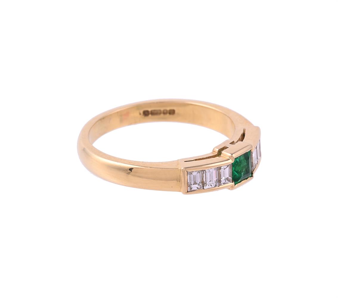 AN 18 CARAT GOLD DIAMOND AND EMERALD SEVEN STONE RING, LONDON 1994 - Image 2 of 3