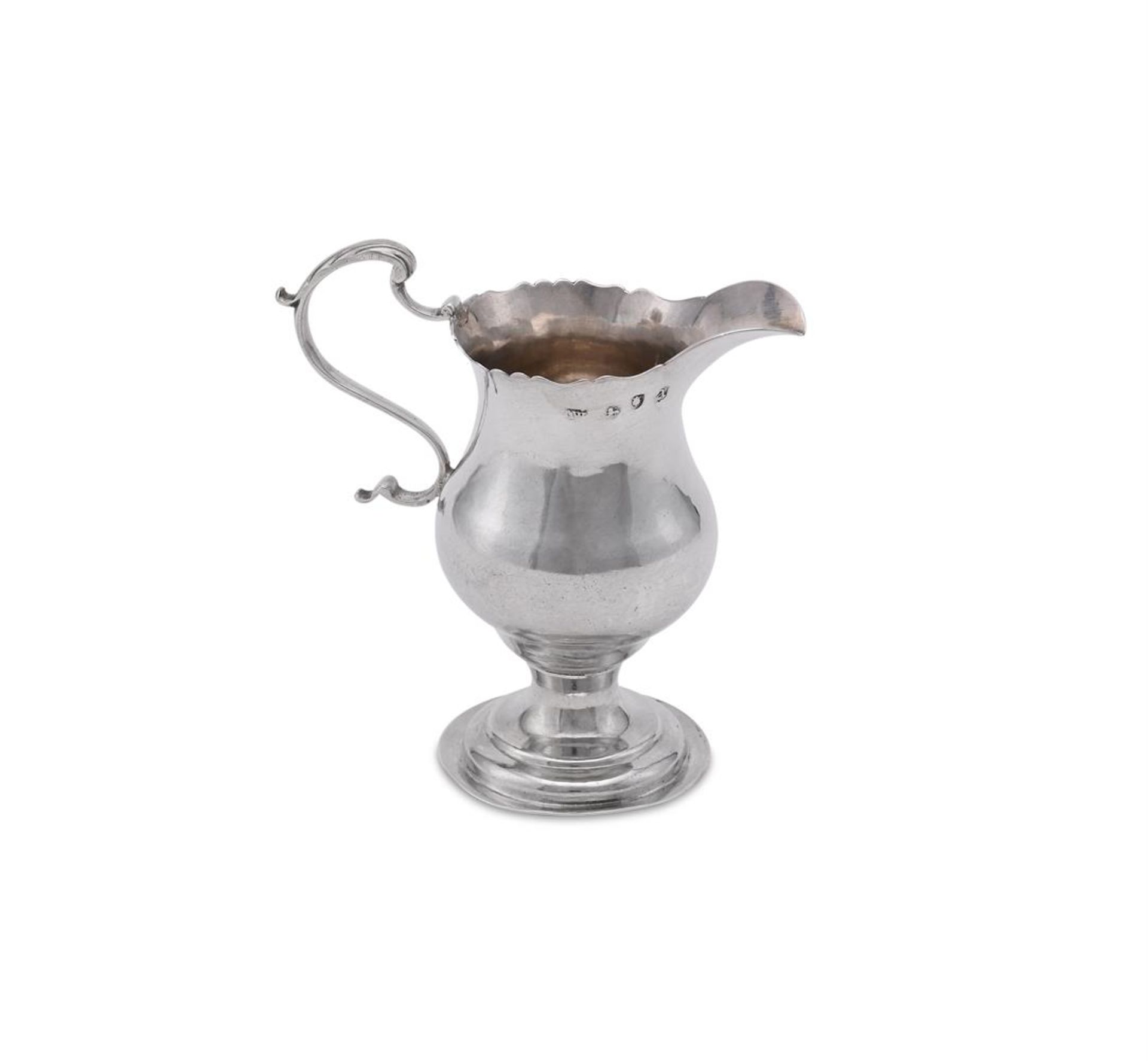 A GEORGE III SILVER CREAM JUG - Image 2 of 3