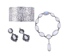 A SILVER AND MOONSTONE BRACELET, MOONSTONE EARRINGS, AND A SILVER BANGLE