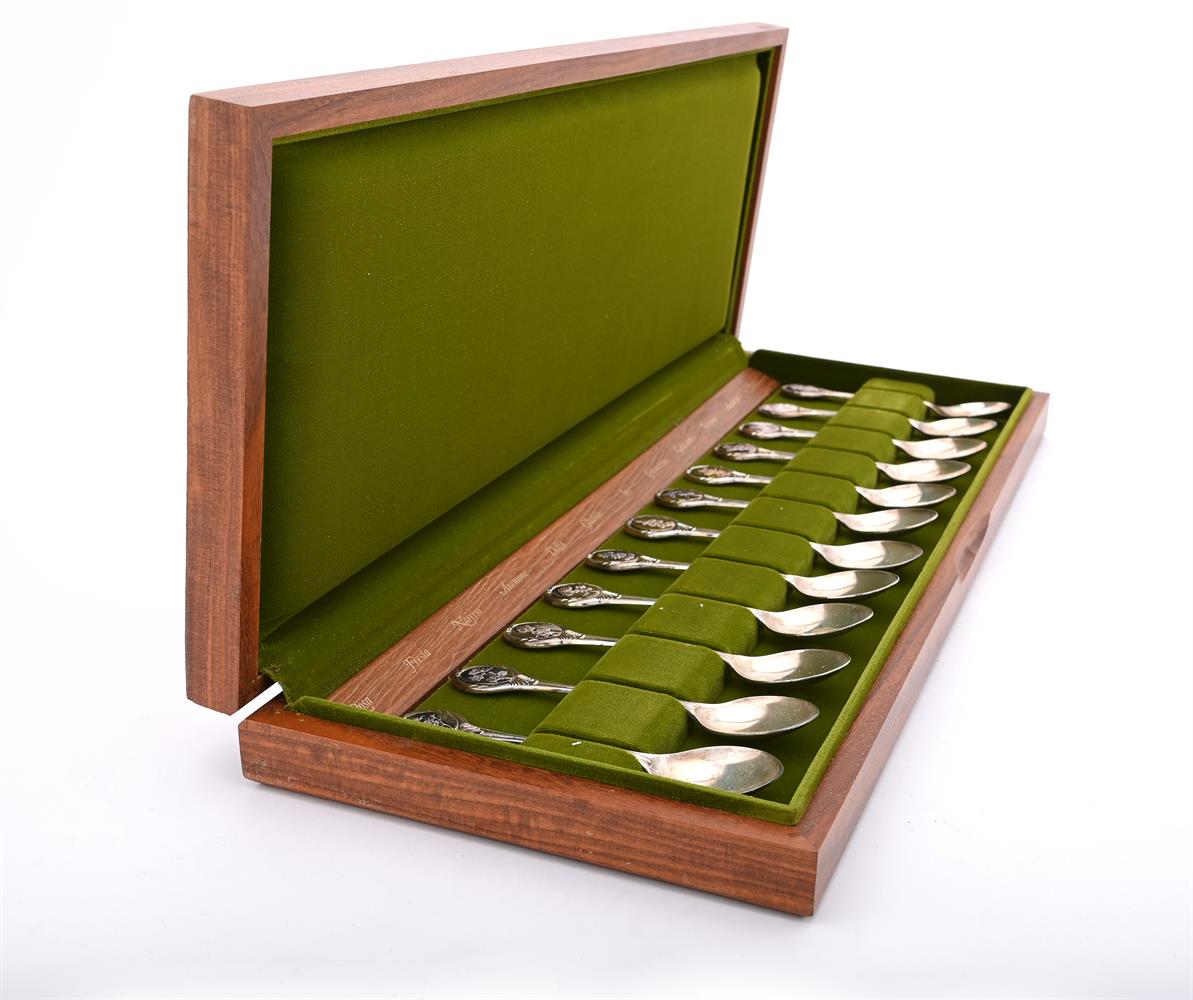 A CASED SET OF TWELVE SILVER TEA SPOONS - Image 2 of 3