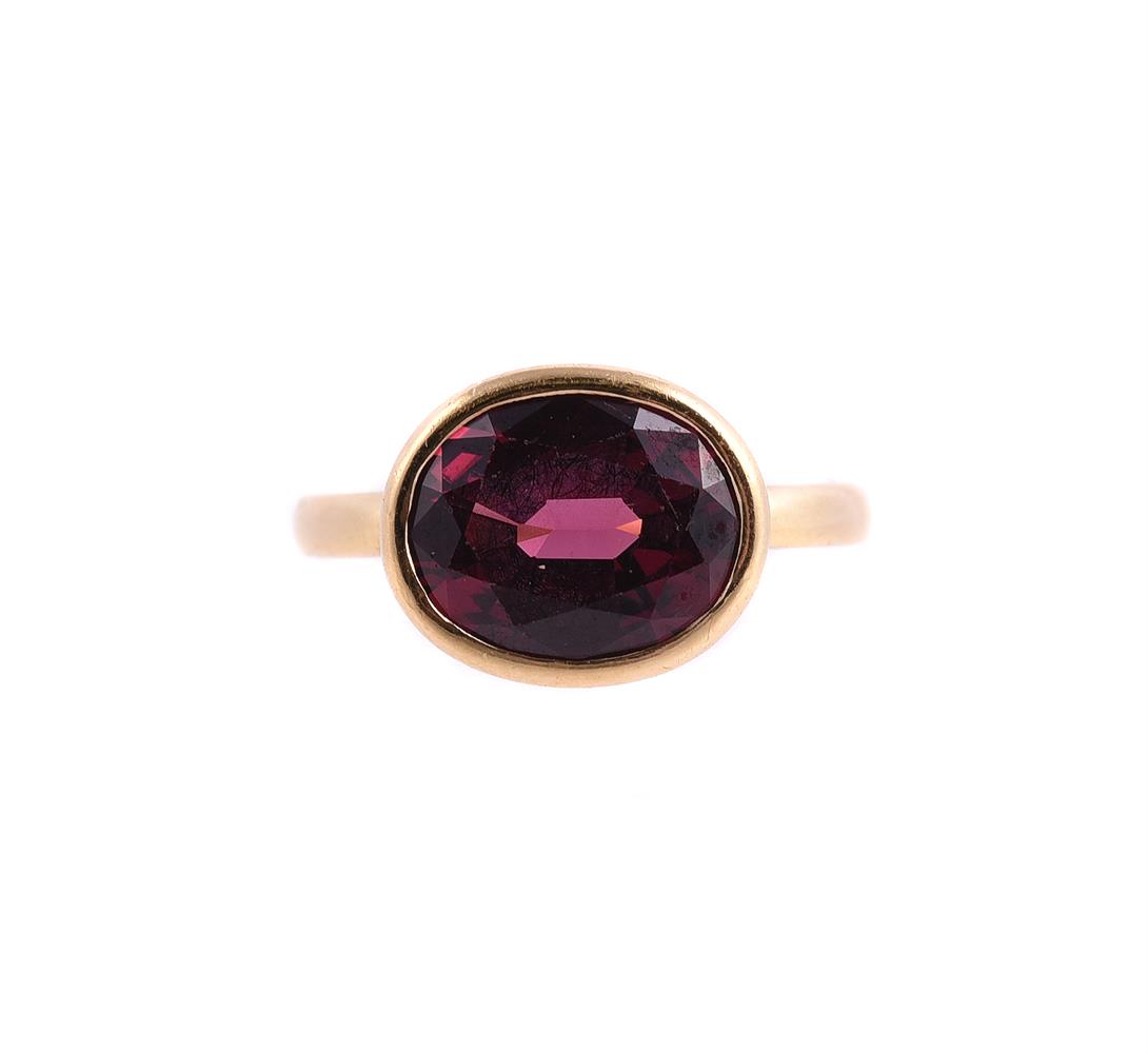 A SINGLE STONE GARNET RING, LONDON 2018