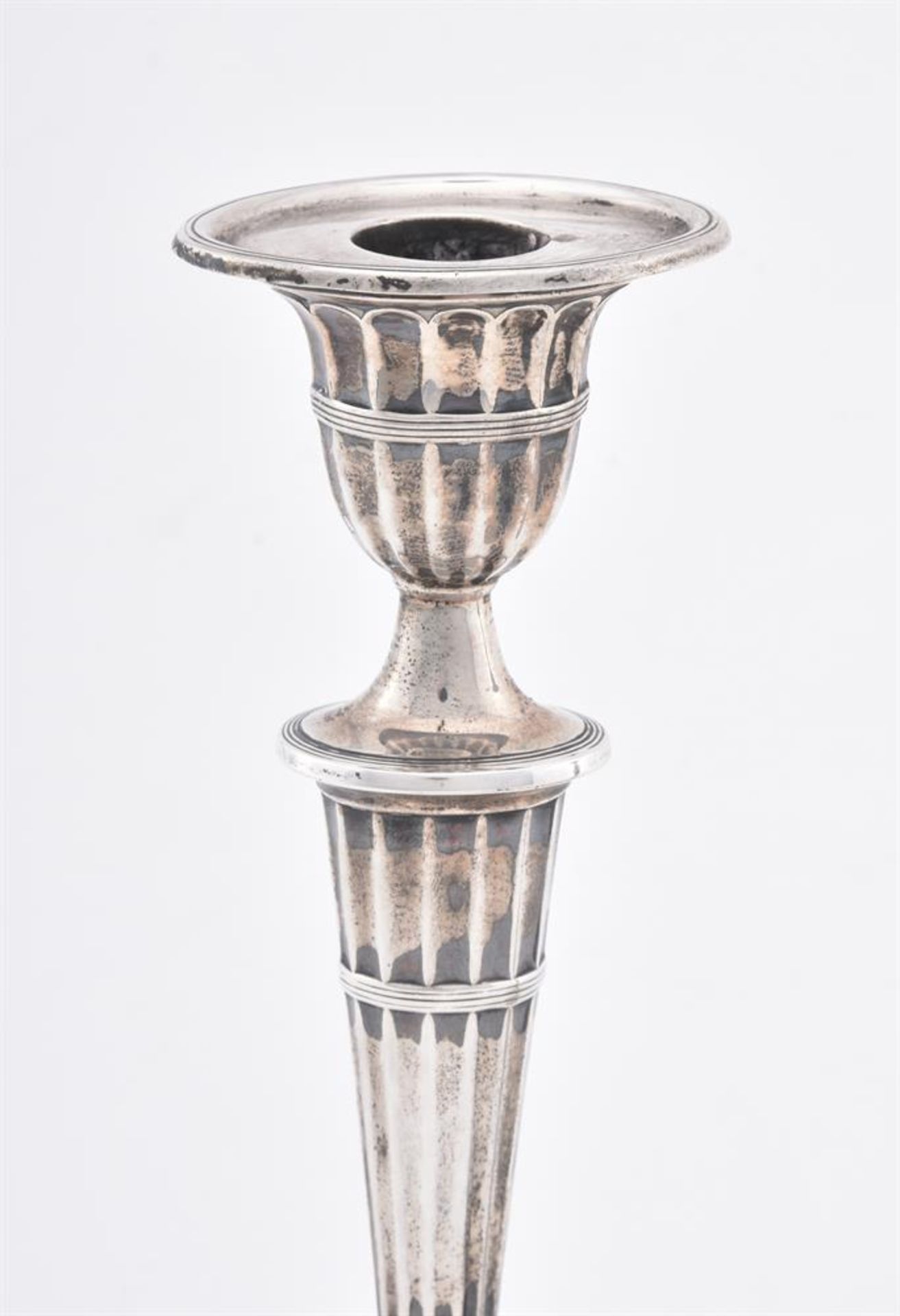 A PAIR OF EDWARDIAN SILVER OVAL CANDLESTICKS - Image 3 of 3