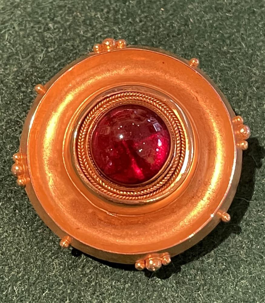 A VICTORIAN GOLD AND GARNET BROOCH - Image 2 of 2