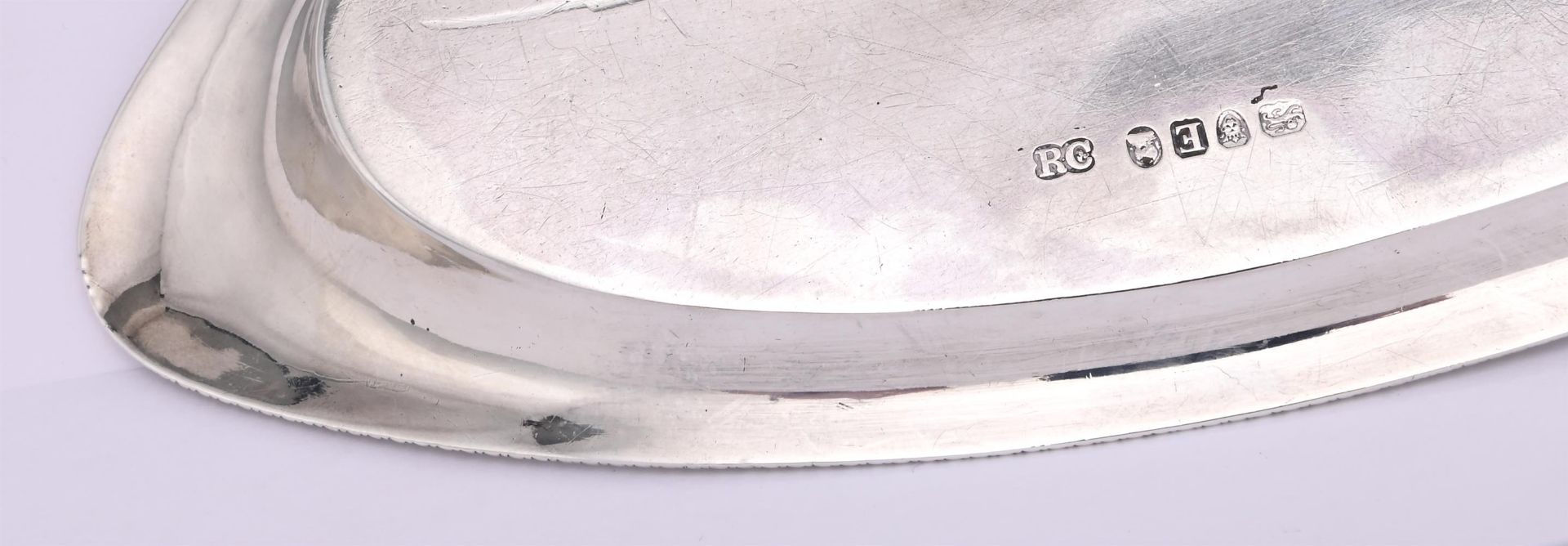 A GEORGE III SILVER OVAL SNUFFERS TRAY - Image 3 of 3