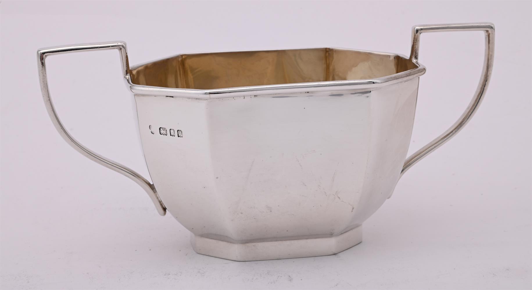 A SILVER CANTED RECTANGULAR TEA POT - Image 2 of 3