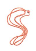Y A GRADUATED ROW OF CORAL BEADS