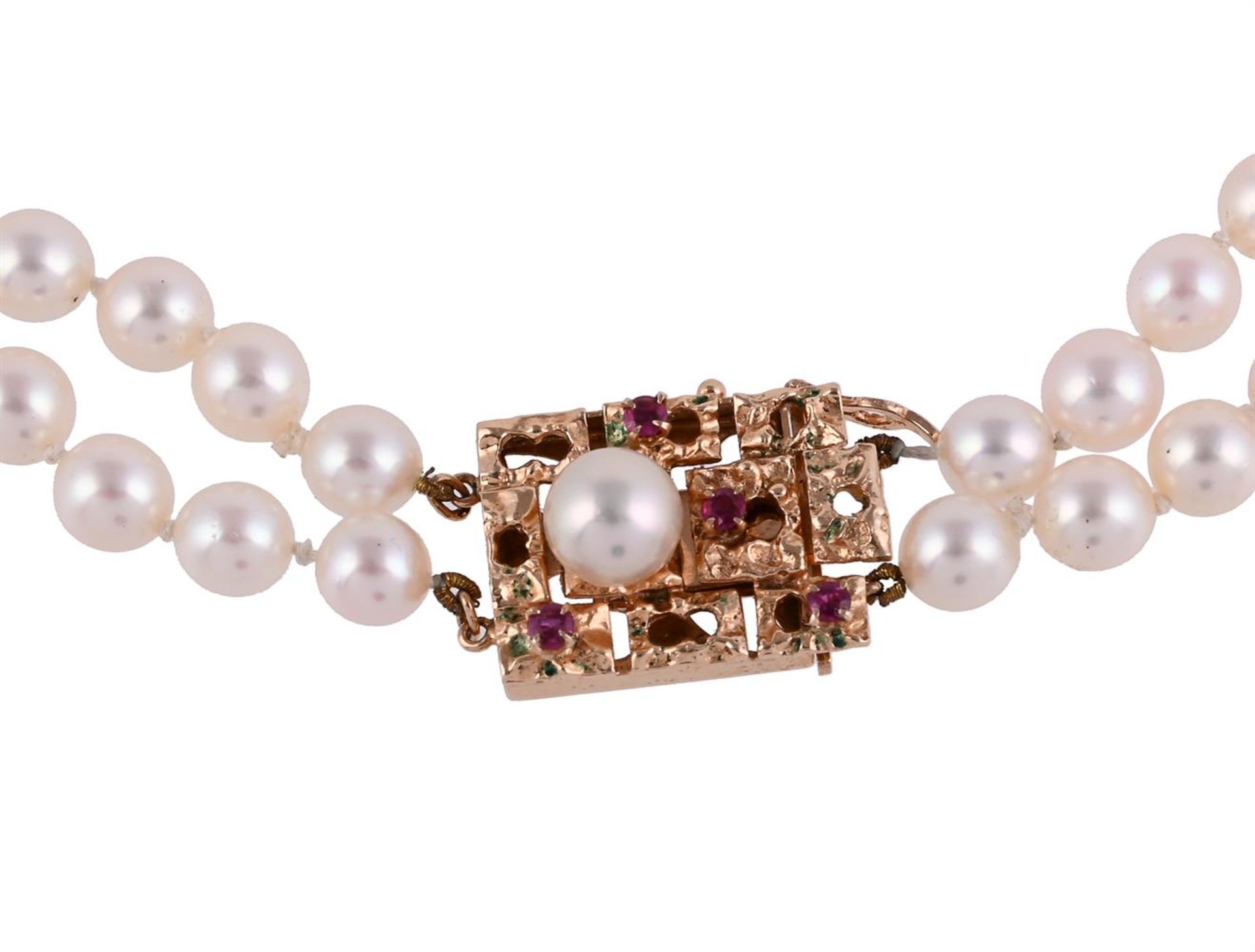 A TWO ROW CULTURED PEARL NECKLACE WITH RUBY ACCENTED GOLD COLOURED CLASP - Image 2 of 2