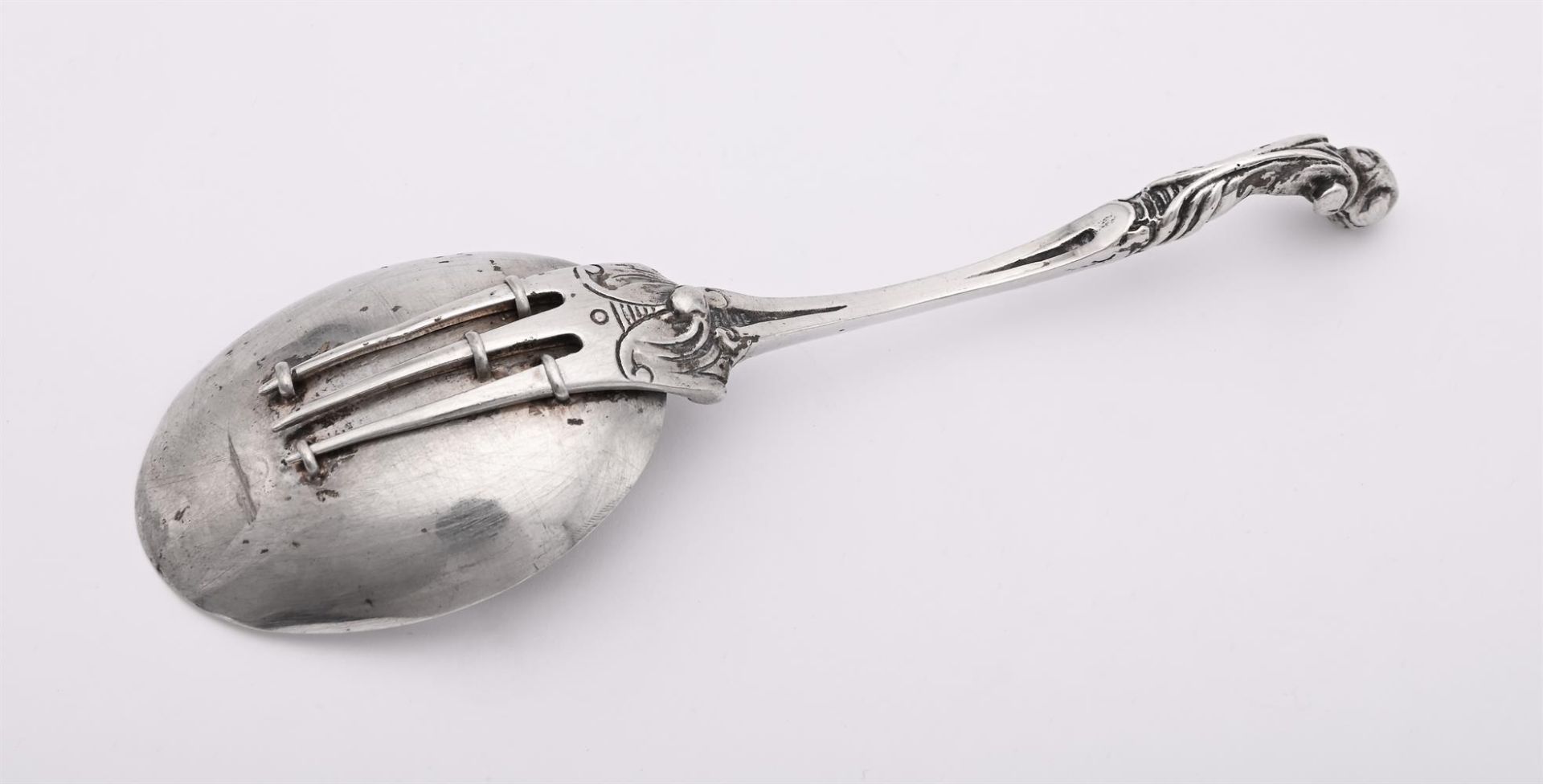 A DUTCH SILVER TRAVELLING COMBINATION SPOON AND FORK - Image 4 of 5
