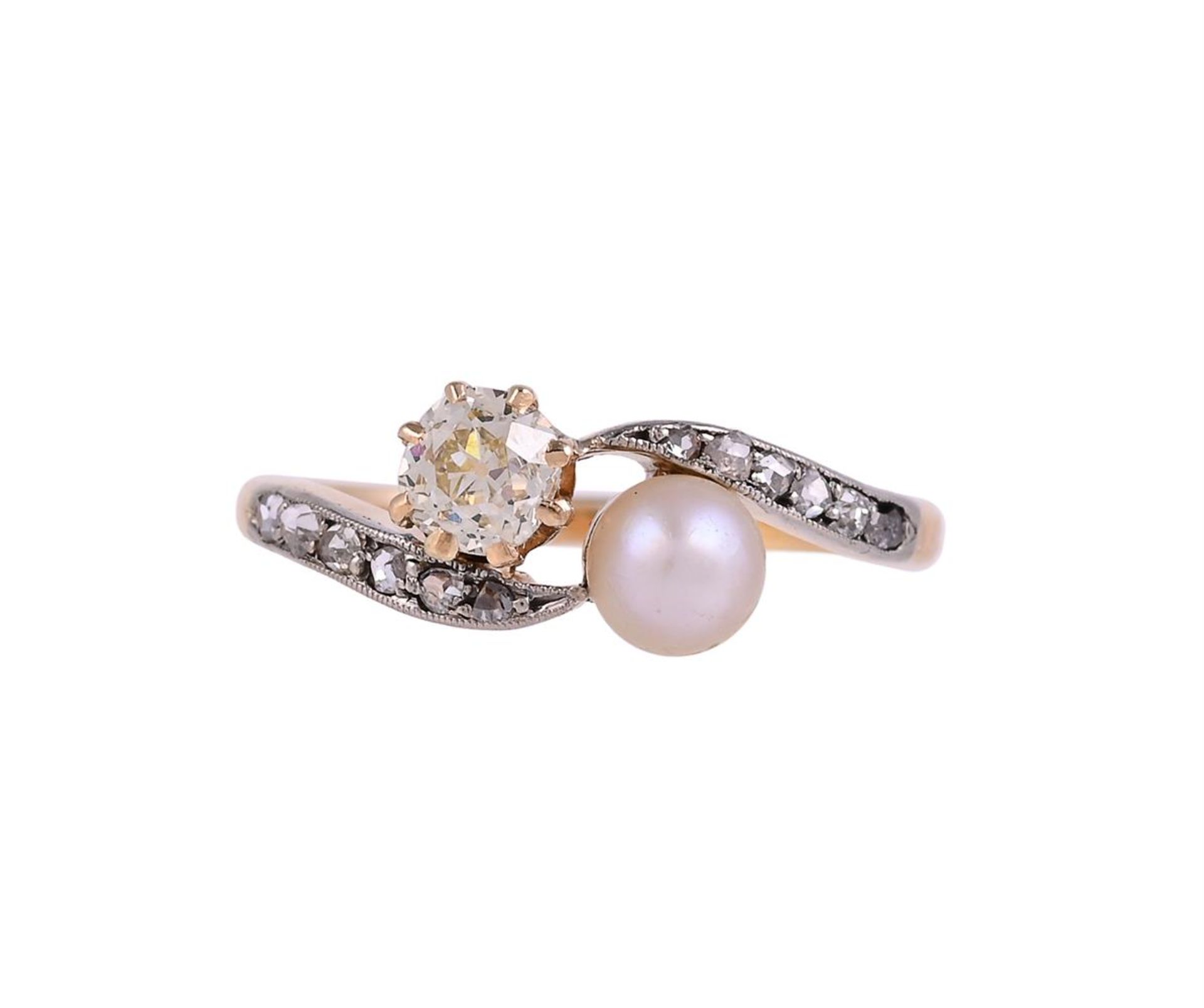 A DIAMOND AND PEARL TOI ET MOI RING