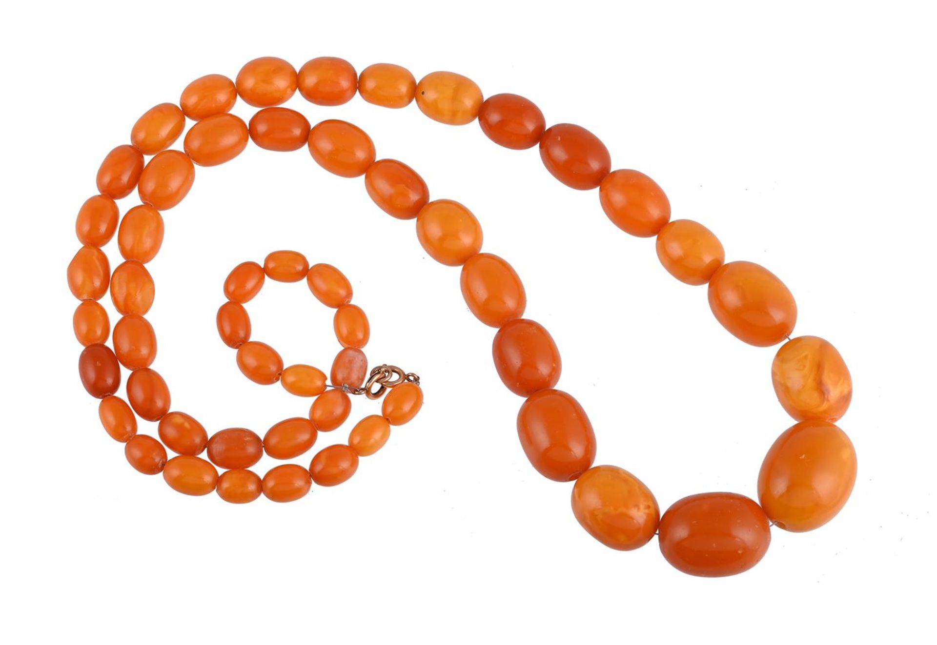 A GRADUATED AMBER NECKLACE - Image 2 of 2
