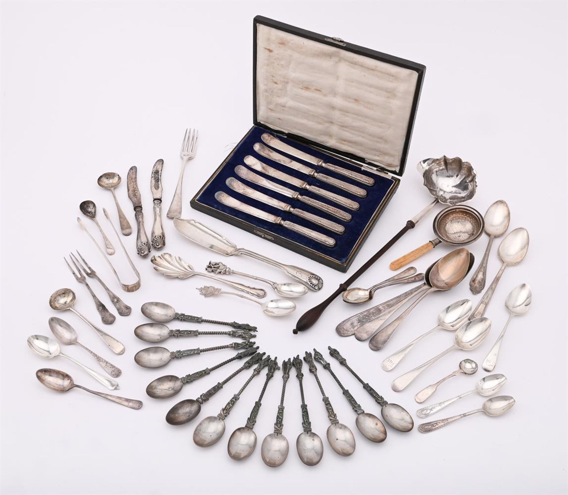 A COLLECTION OF SILVER FLATWARE