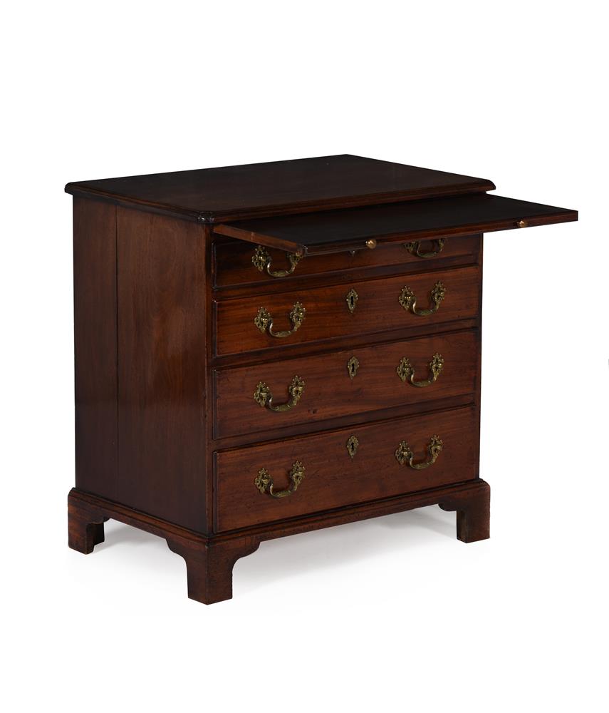 A GEORGE III MAHOGANY CHEST OF DRAWERS - Image 5 of 5