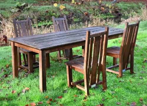 A SUITE OF OAK GARDEN FURNITURE BY BARNSLEY HOUSE