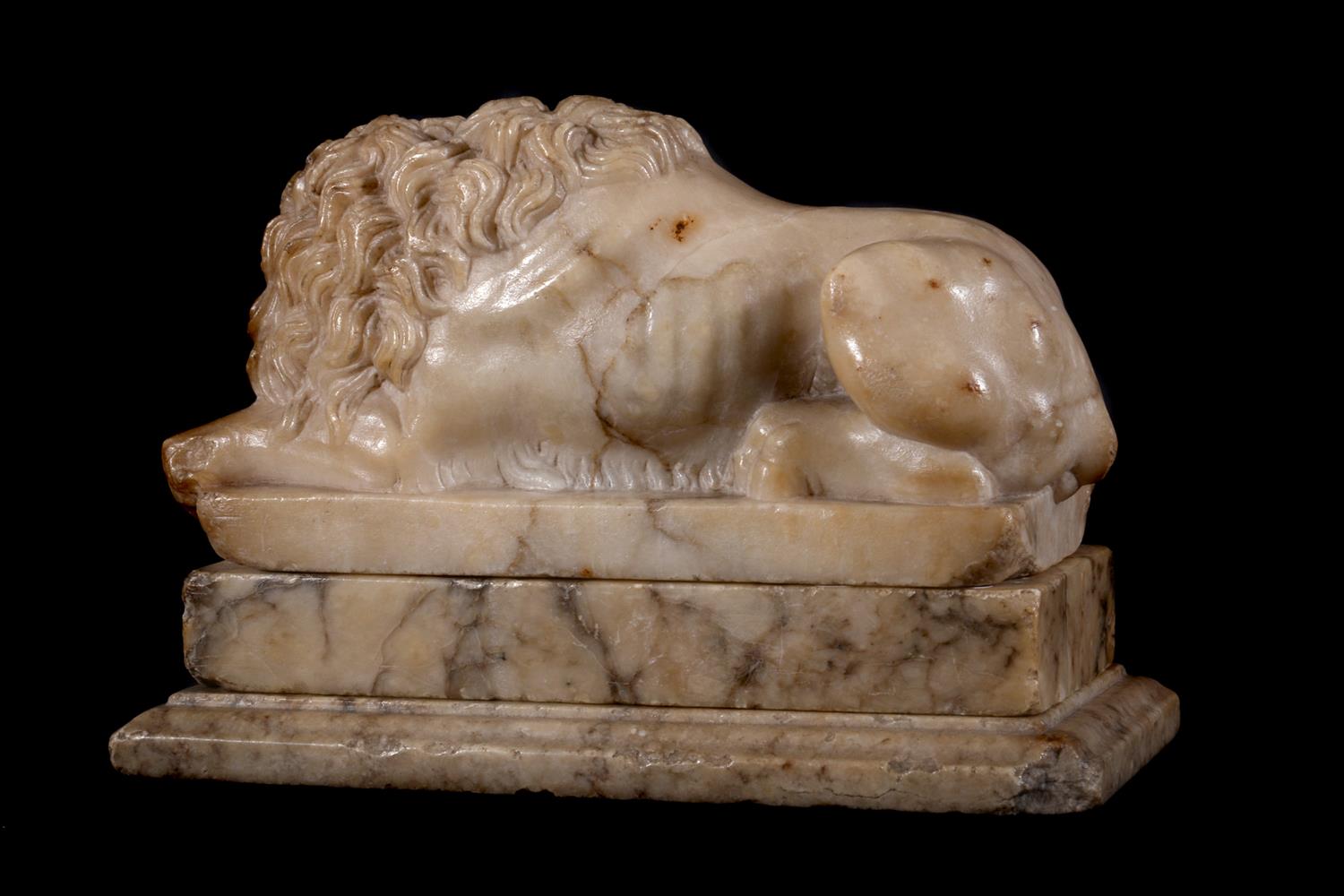 A 'GRAND TOUR' CARVED VARIEGATED ALABASTER MODEL OF A RECUMBENT LION ITALIAN - Image 3 of 3