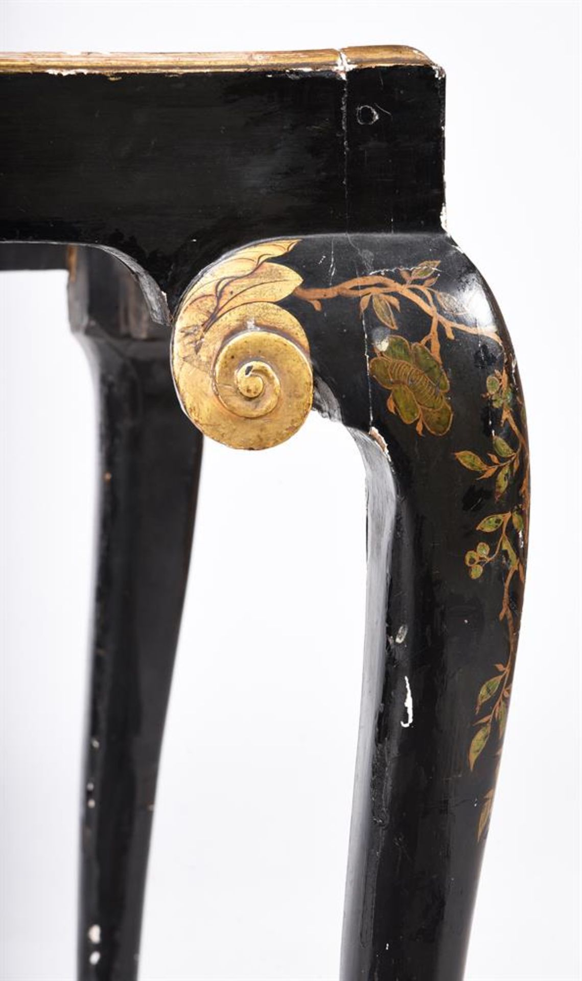 A BLACK LACQUER AND PARCEL GILT STAND - Image 5 of 6