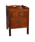 A GEORGE III MAHOGANY BEDSIDE COMMODE