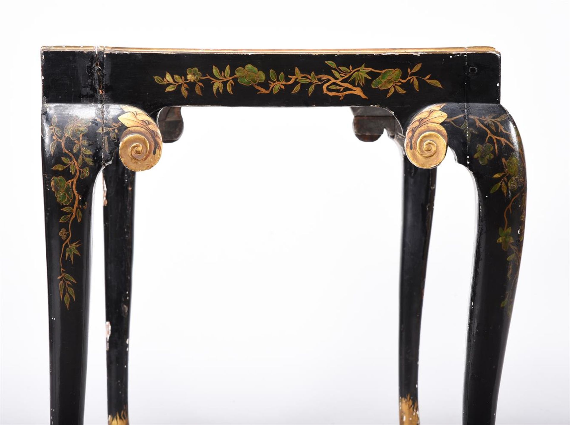 A BLACK LACQUER AND PARCEL GILT STAND - Image 3 of 6