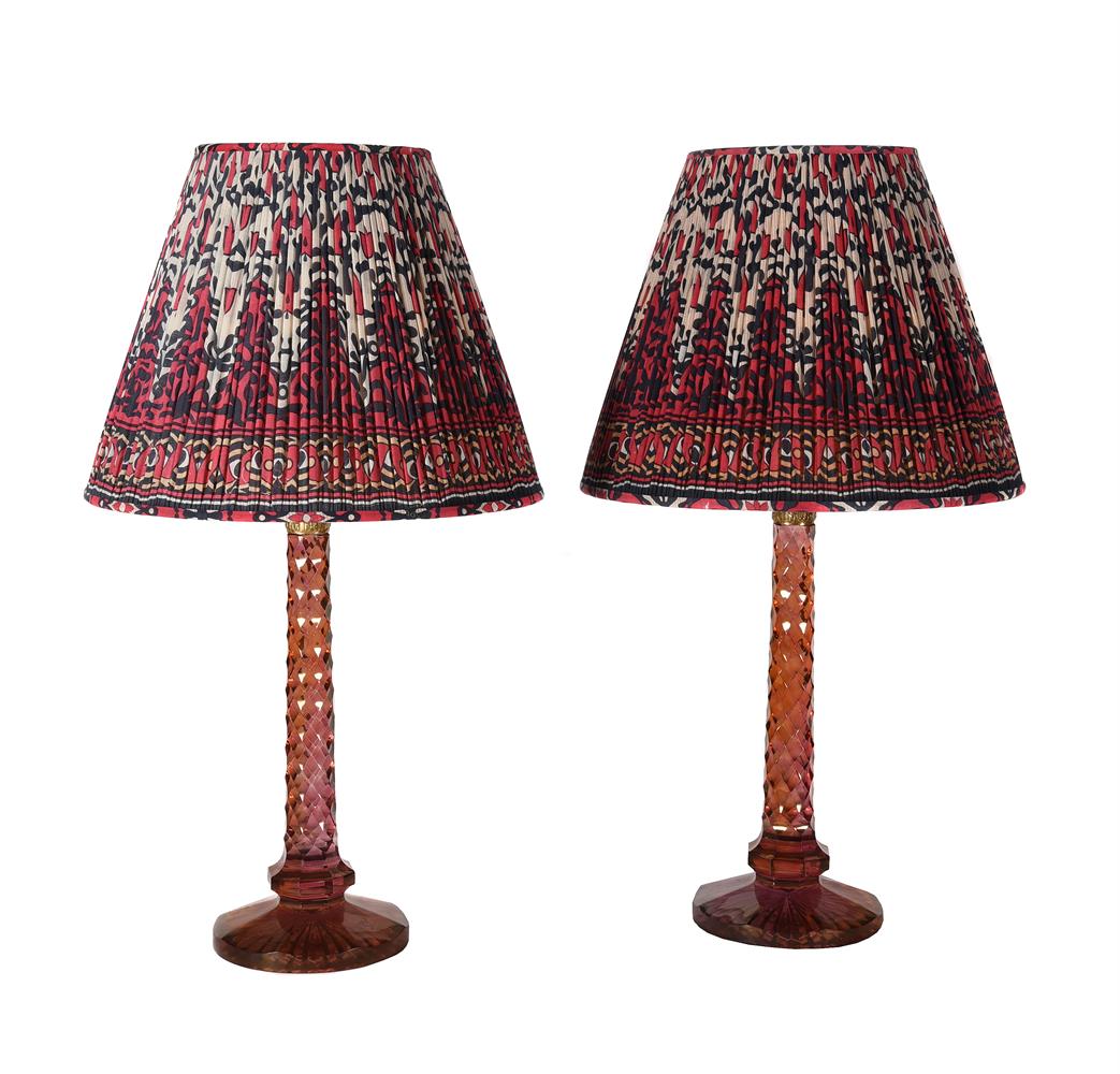 A PAIR OF MODERN AMBER GLASS AND GILT METAL MOUNTED FACET STEMMED COLUMNAR TABLE LAMPS - Image 2 of 3