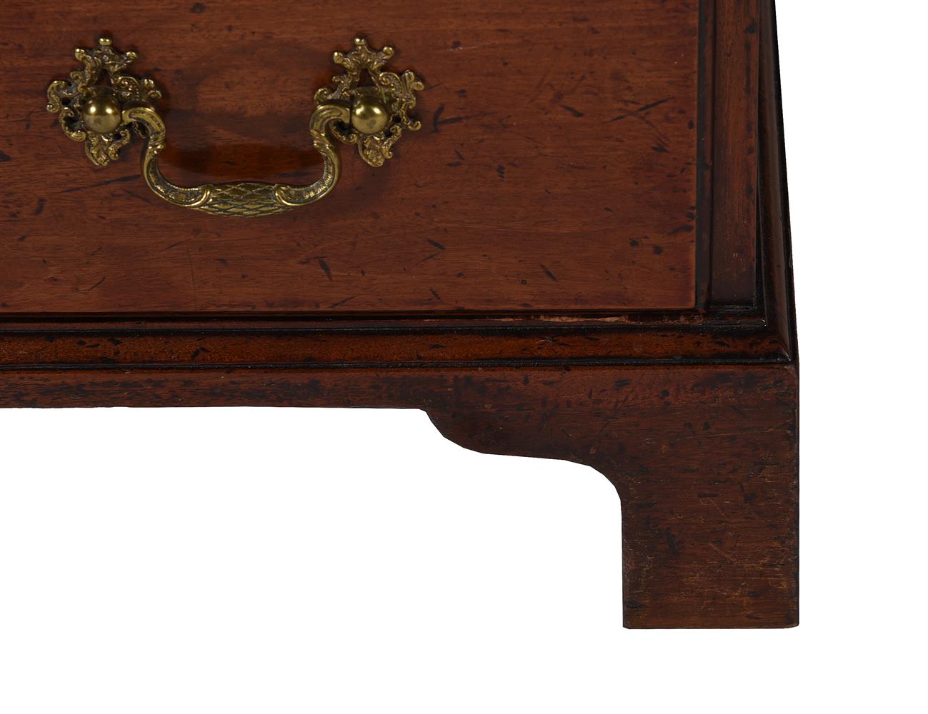 A GEORGE III MAHOGANY CHEST OF DRAWERS - Image 4 of 5