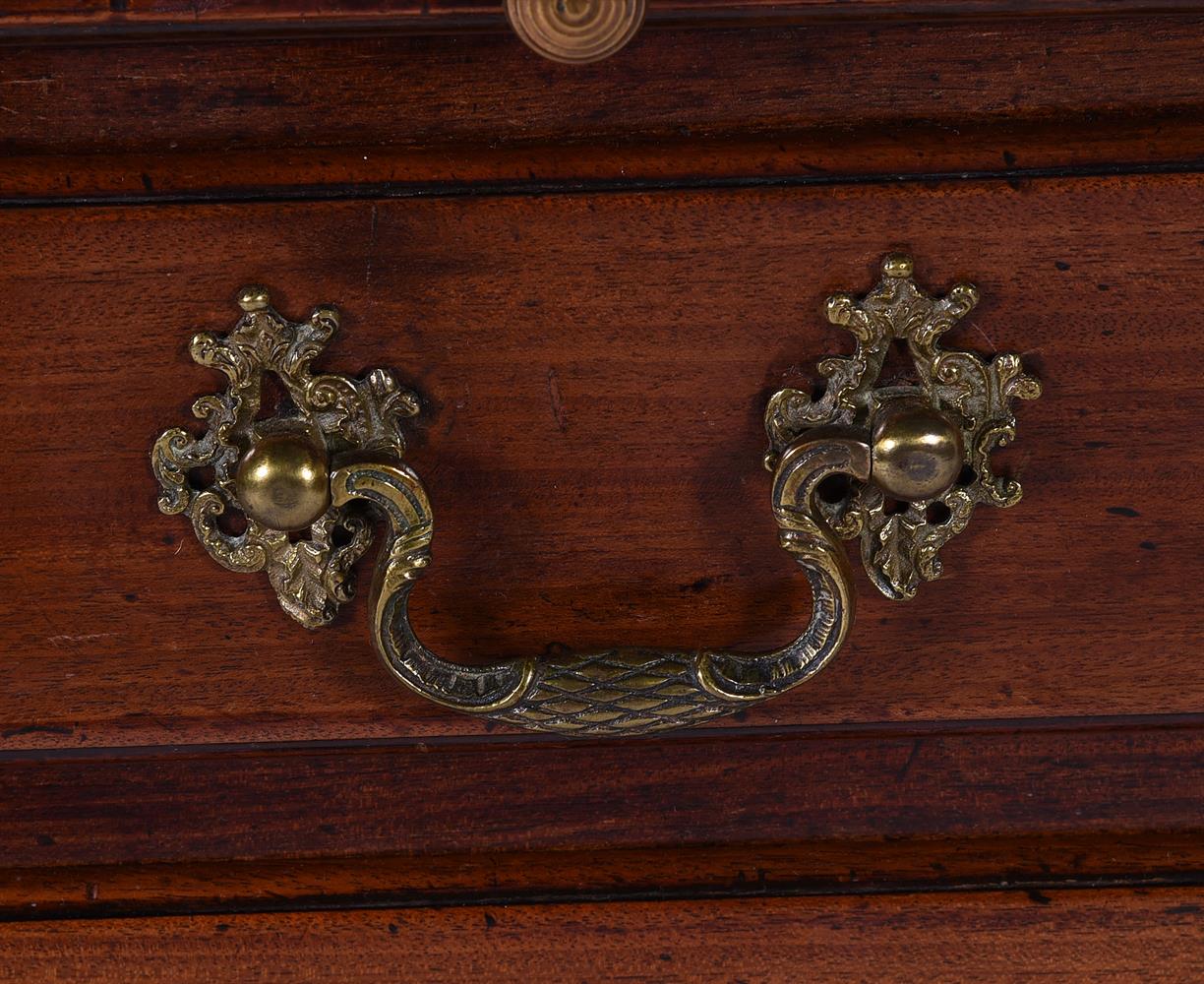 A GEORGE III MAHOGANY CHEST OF DRAWERS - Image 2 of 5