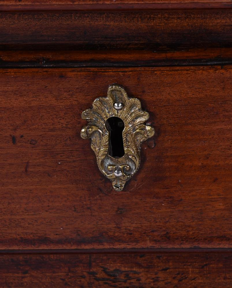 A GEORGE III MAHOGANY CHEST OF DRAWERS - Image 3 of 5