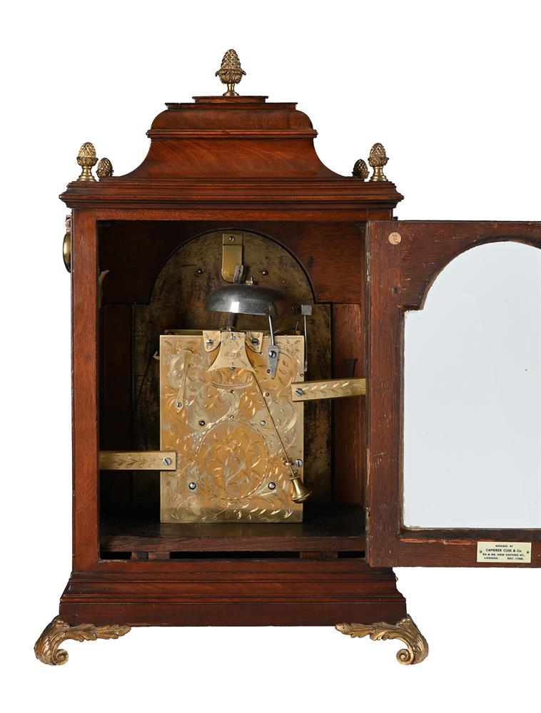 A GEORGE III BRASS MOUNTED MAHOGANY TABLE CLOCK WITH TRIP-HOUR REPEAT - Image 3 of 4