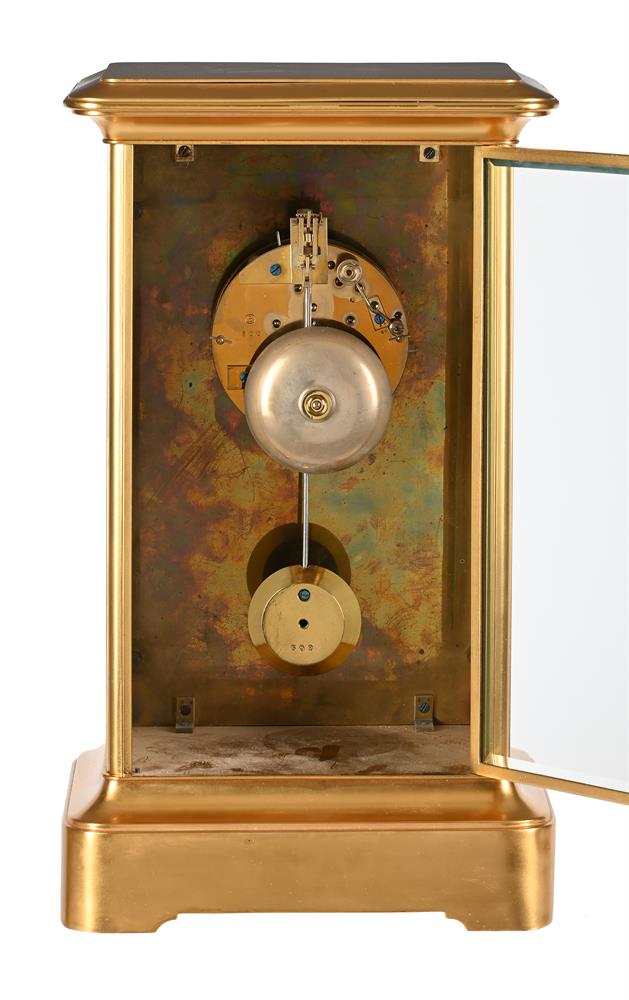 A FRENCH GILT BRASS MANTEL CLOCK INSET WITH CHINOISERIE PORCELAIN PANELS - Image 5 of 5
