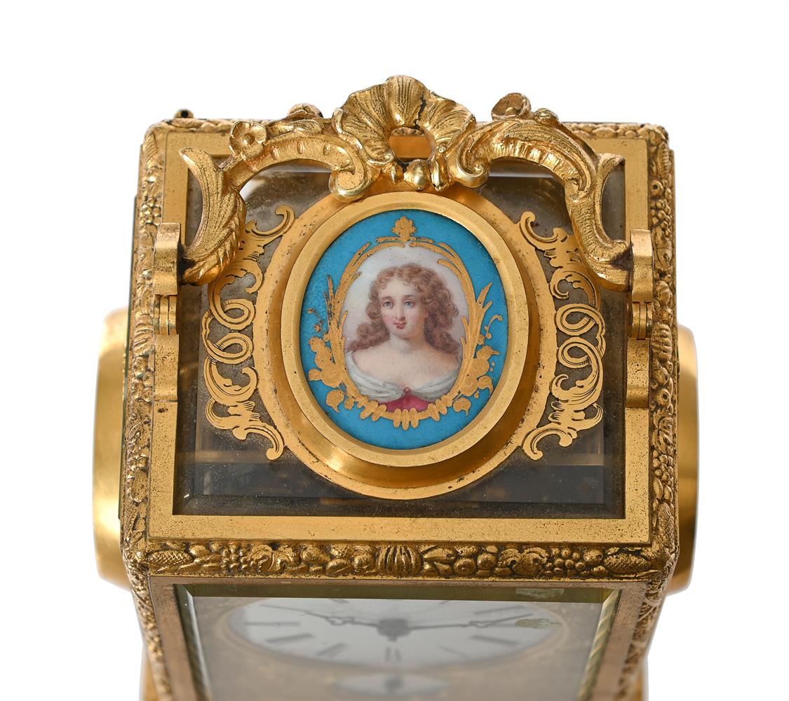 AN UNUSUAL FRENCH PORCELAIN PANEL MOUNTED GILT BRASS ALARM CARRIAGE CLOCK IN A ONE-PIECE CASE - Image 8 of 8