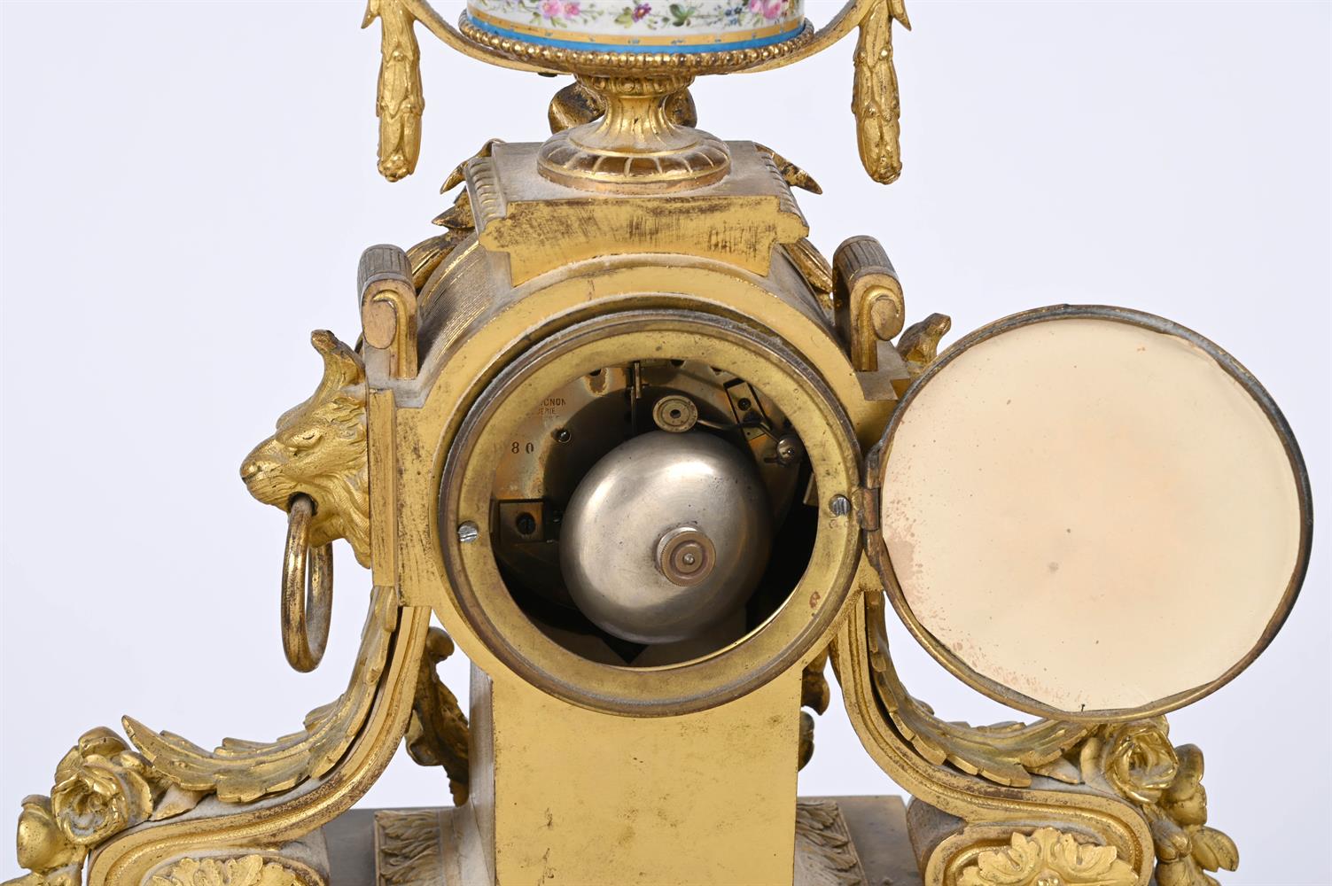 A FRENCH SEVRES STYLE PORCELAIN INSET ORMOLU MANTEL CLOCK - Image 4 of 4