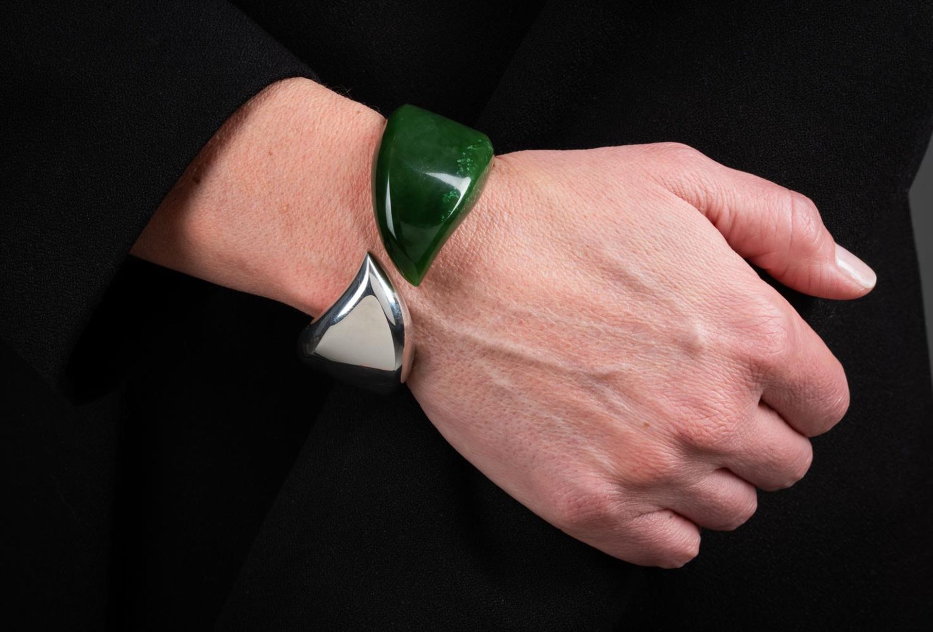 ELSA PERETTI FOR TIFFANY & CO., FEATHER CUFF, A GREEN NEPHRITE JADE AND SILVER HINGED BANGLE - Image 6 of 6