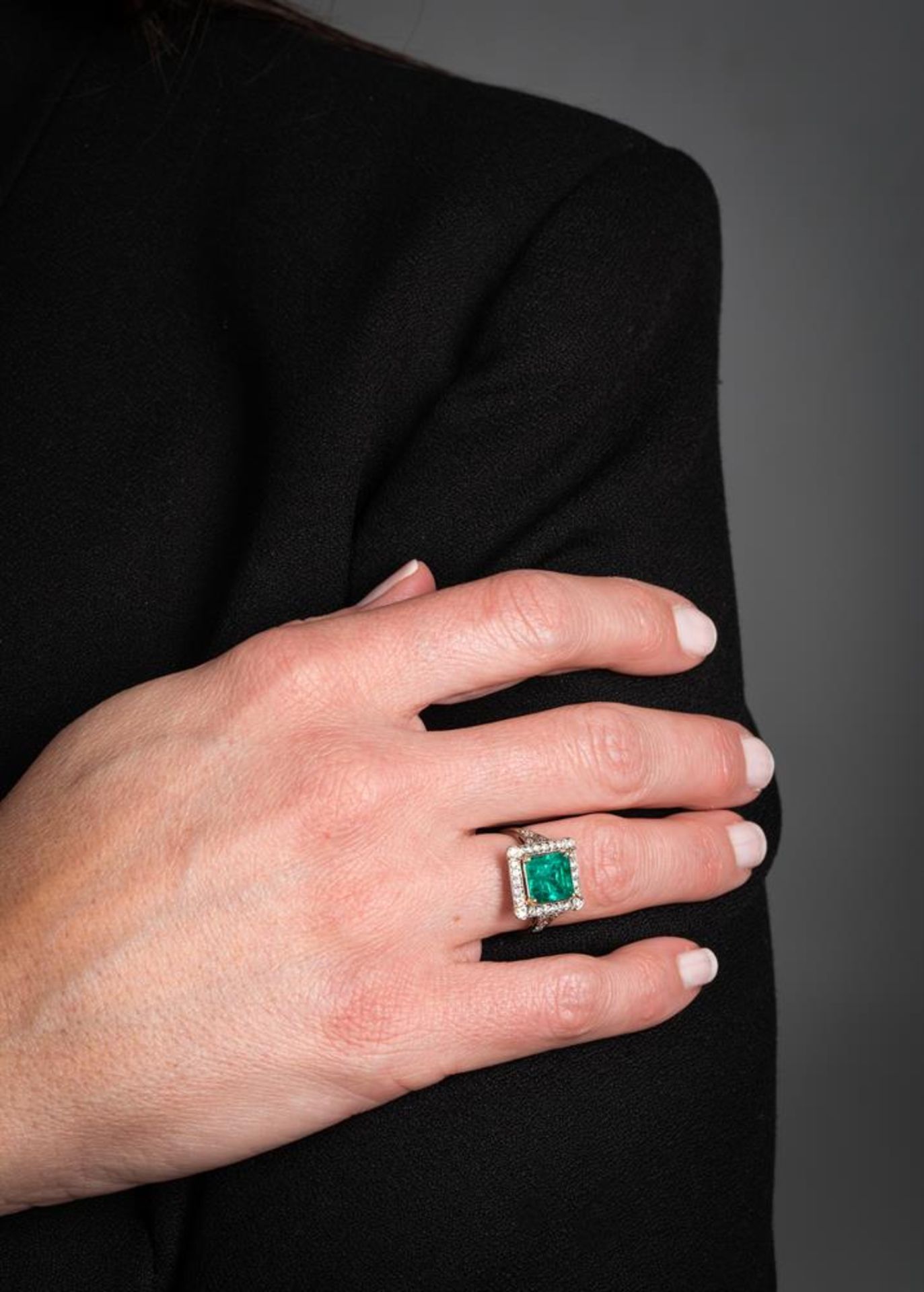 A FRENCH EMERALD AND DIAMOND CLUSTER RING - Image 4 of 4