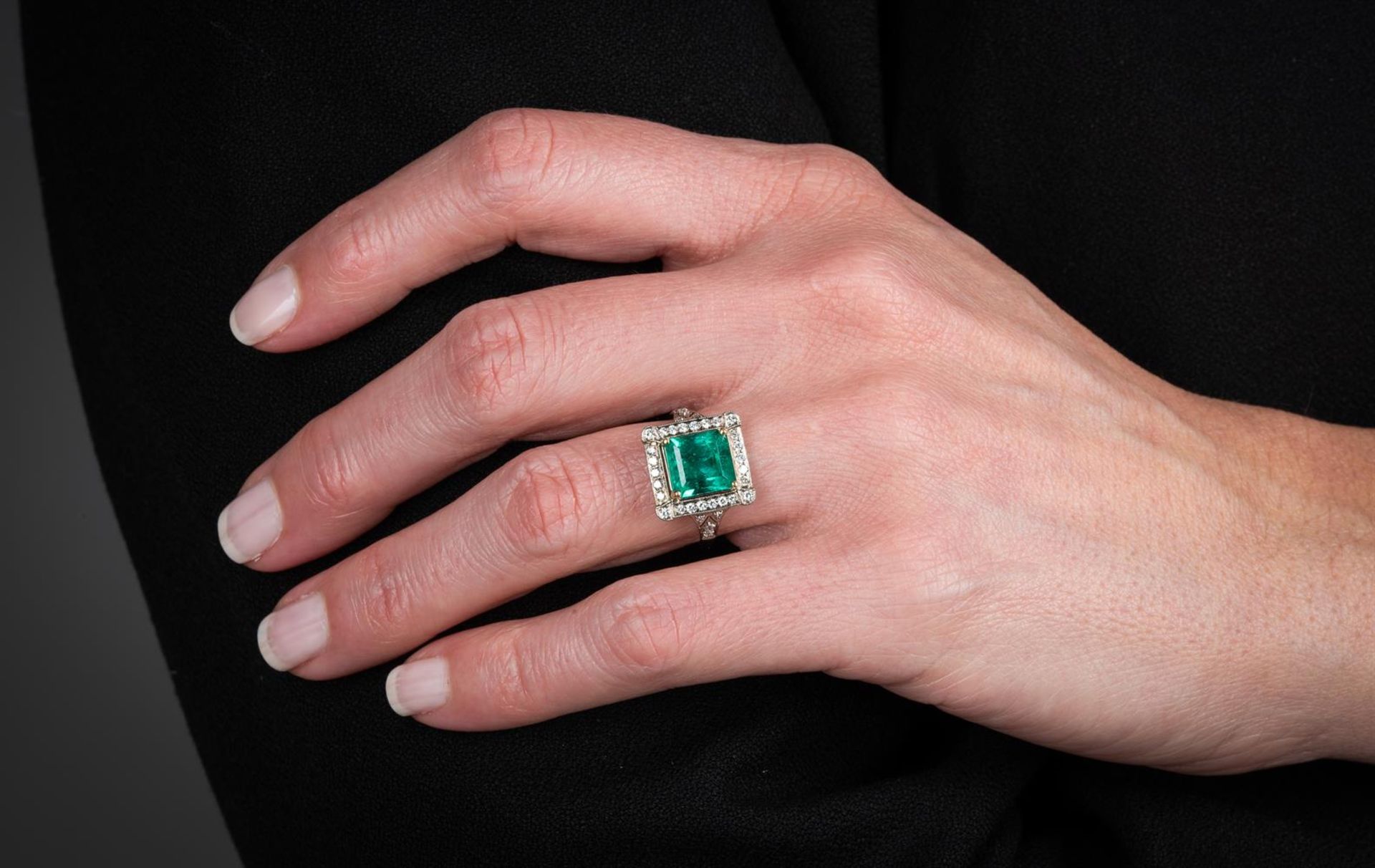 A FRENCH EMERALD AND DIAMOND CLUSTER RING - Image 3 of 4