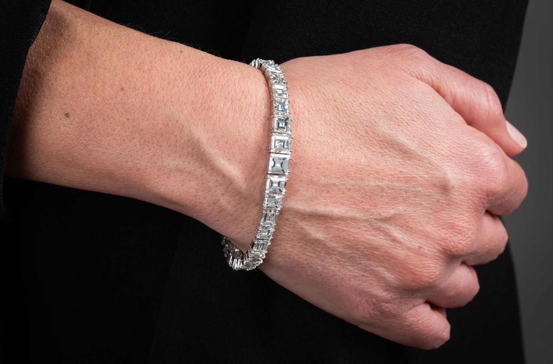 A DIAMOND BRACELET - Image 3 of 5