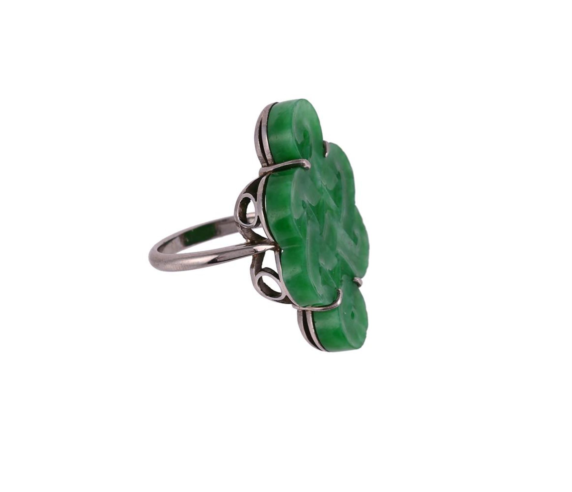 A MID 20TH CENTURY CARVED NATURAL JADEITE ENDLESS KNOT DRESS RING - Image 2 of 3