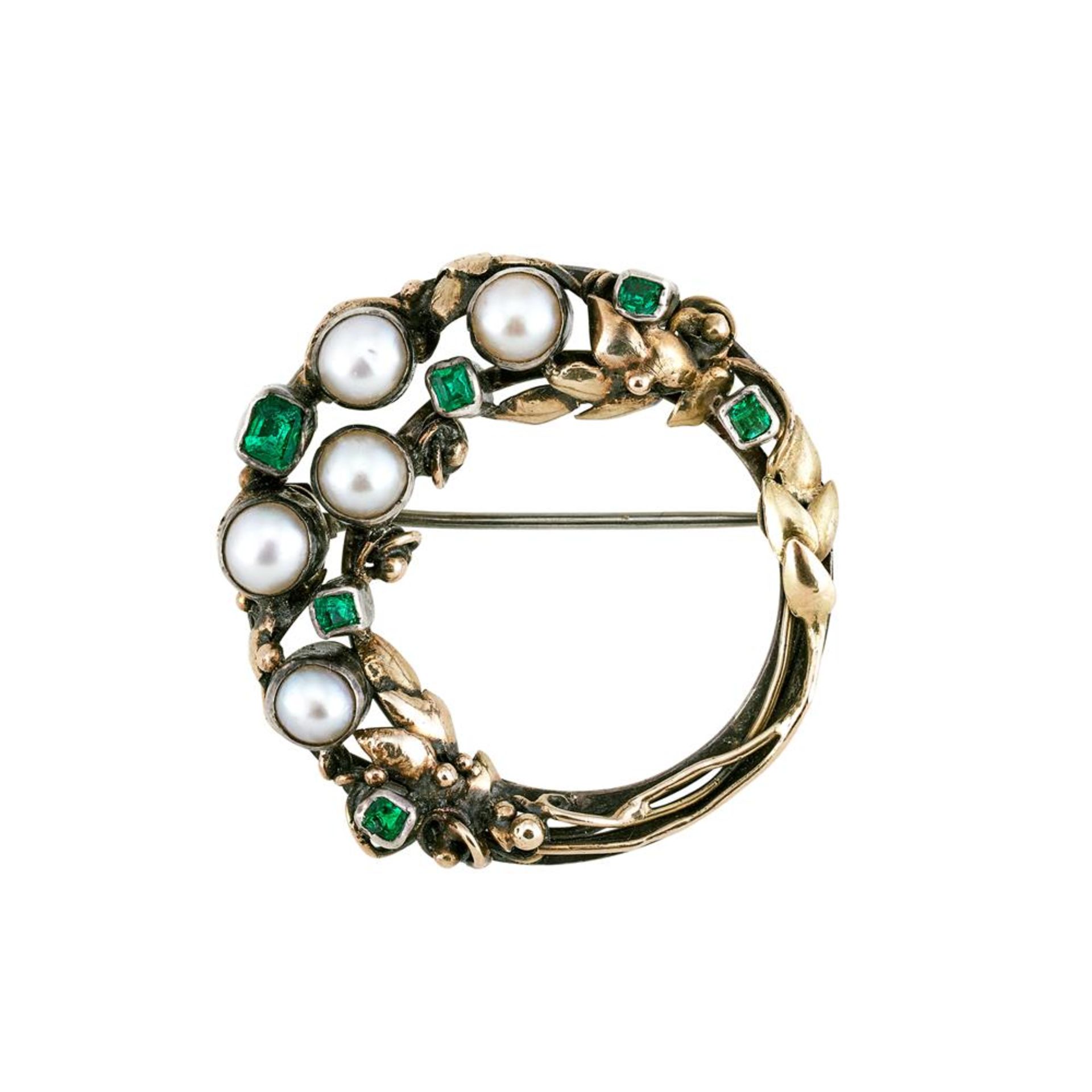 ATTRIBUTED TO DORRIE NOSSITER, A HALF CULTURED PEARL AND EMERALD HOOPED BROOCH, CIRCA 1930