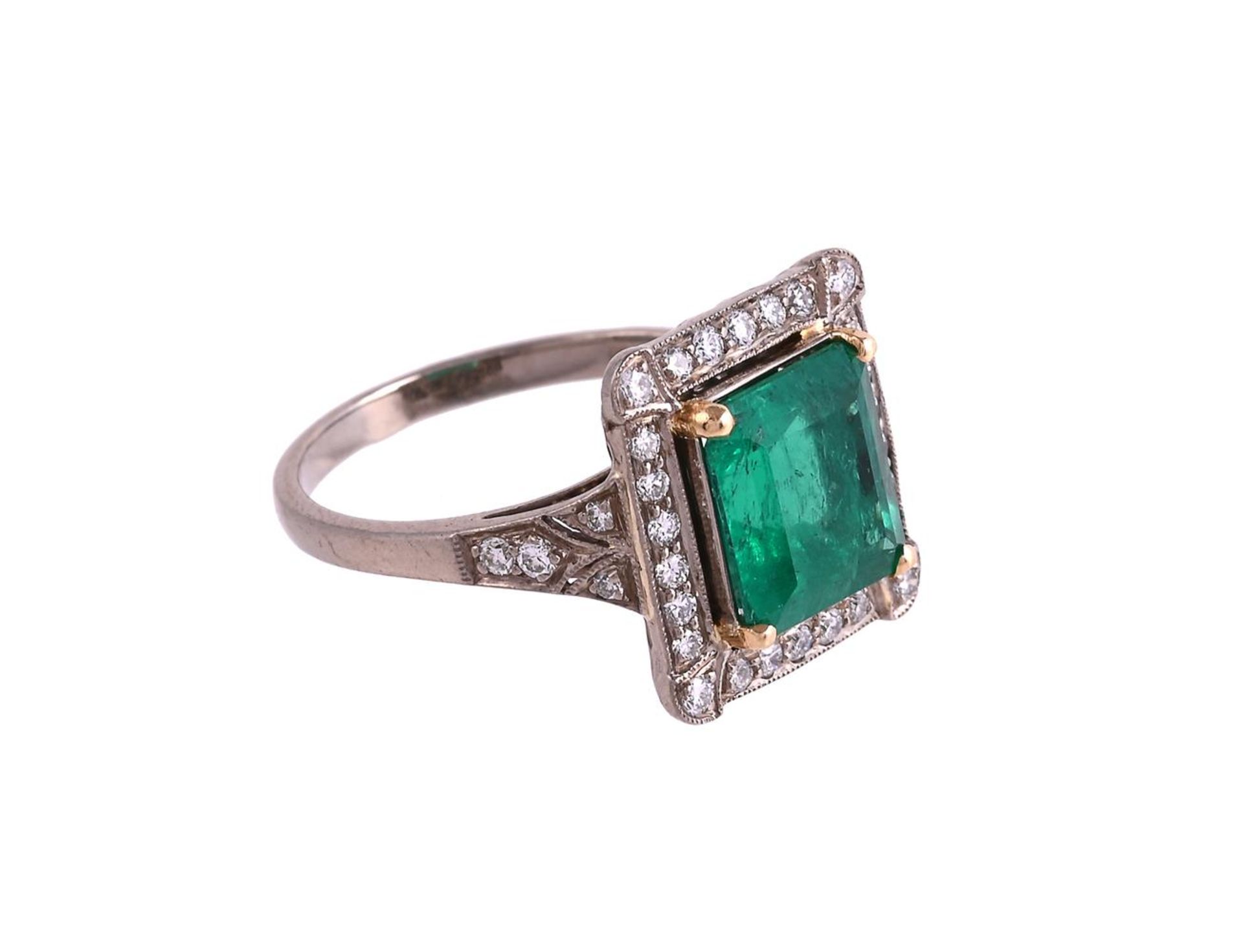 A FRENCH EMERALD AND DIAMOND CLUSTER RING - Image 2 of 4