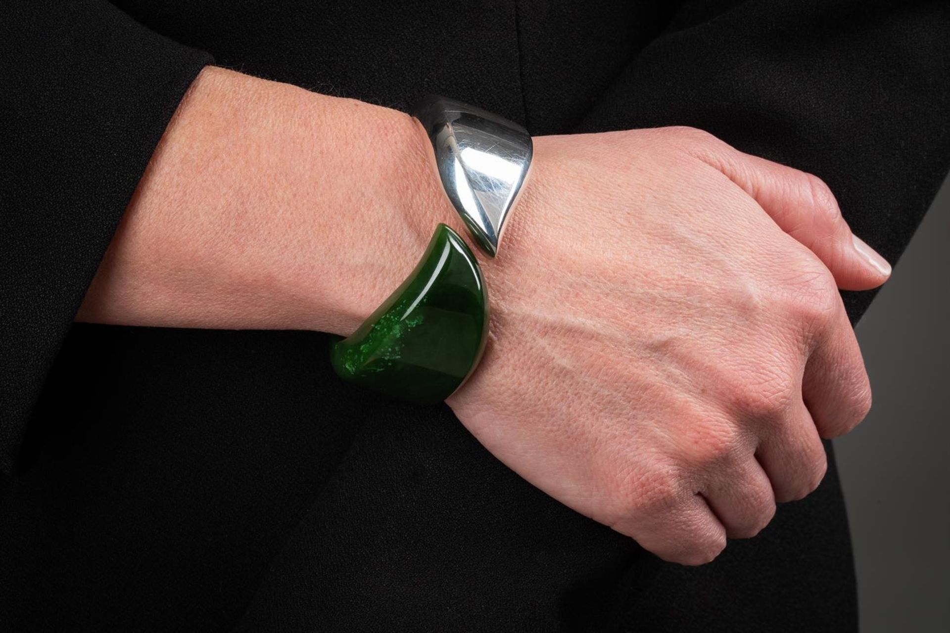 ELSA PERETTI FOR TIFFANY & CO., FEATHER CUFF, A GREEN NEPHRITE JADE AND SILVER HINGED BANGLE - Image 5 of 6