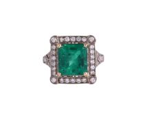 A FRENCH EMERALD AND DIAMOND CLUSTER RING