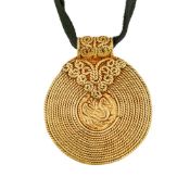 AN INDIAN GOLD COLOURED DISC PENDANT