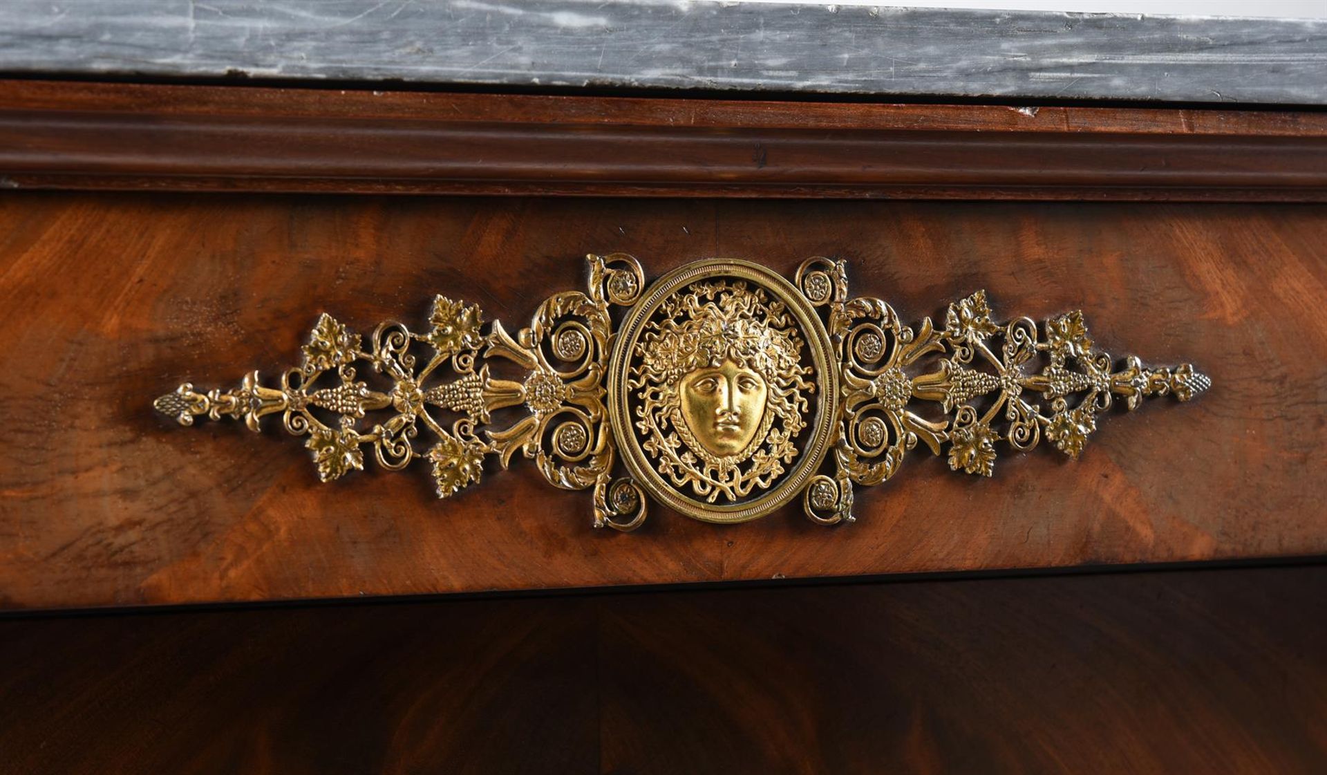 AN EMPIRE MAHOGANY AND ORMOLU MOUNTED COMMODE, IN THE MANNER OF BERNARD MOLITOR - Bild 3 aus 8