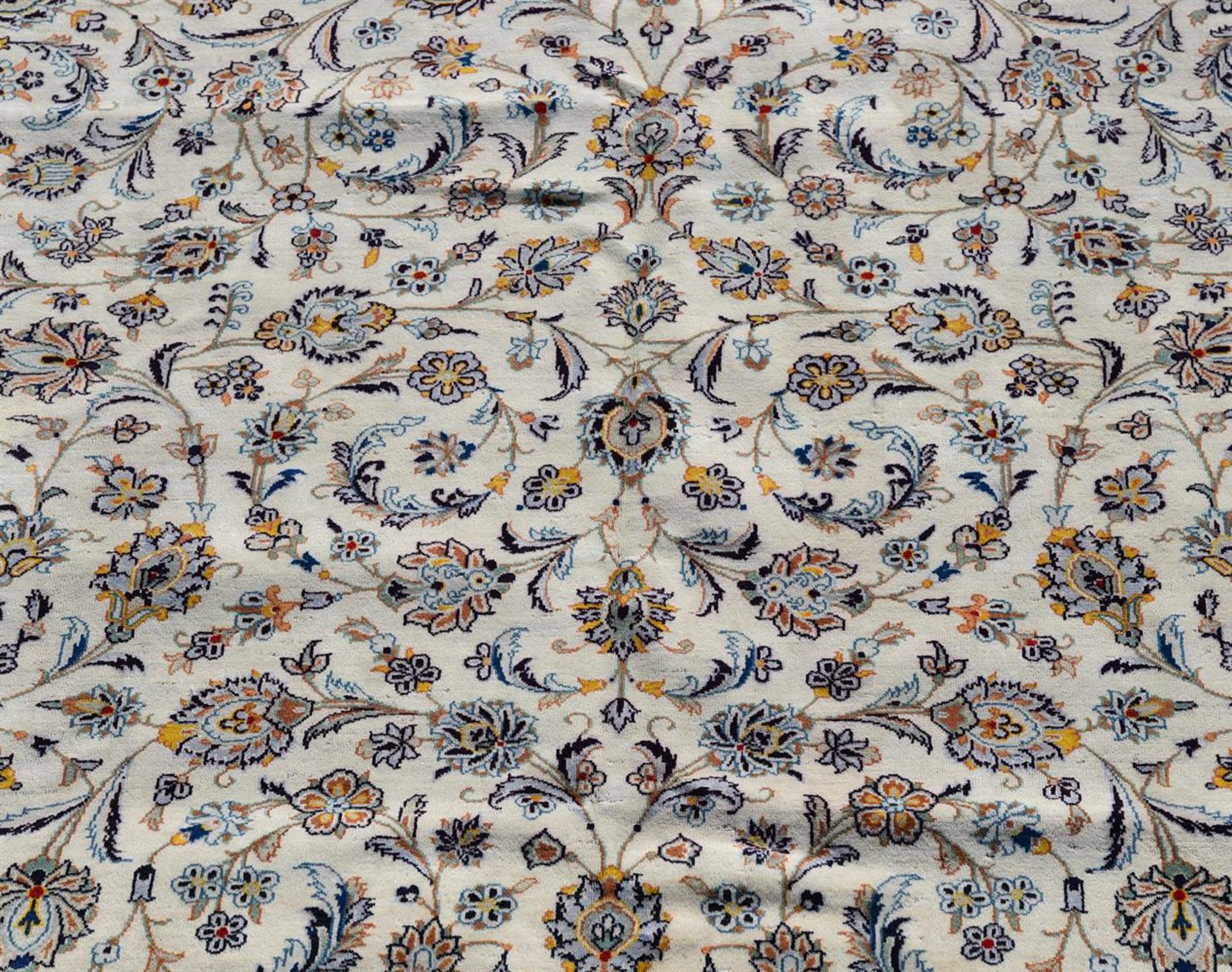 A KASHAN CARPET, approximately 428 x 305cm - Bild 2 aus 3