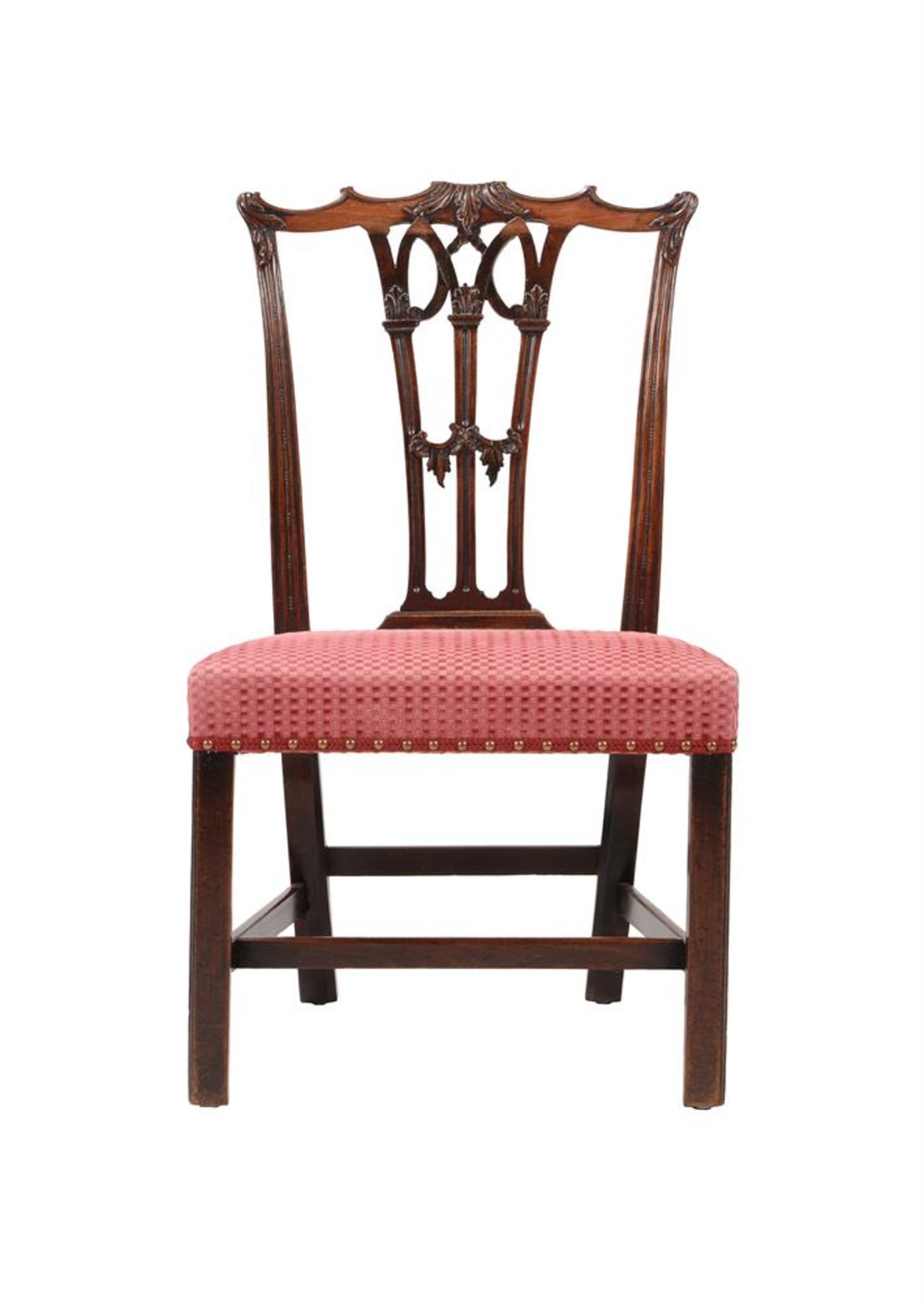 A SET OF SIX GEORGE III MAHOGANY DINING CHAIRS, IN THE MANNER OF THOMAS CHIPPENDALE, CIRCA 1765 - Bild 2 aus 4