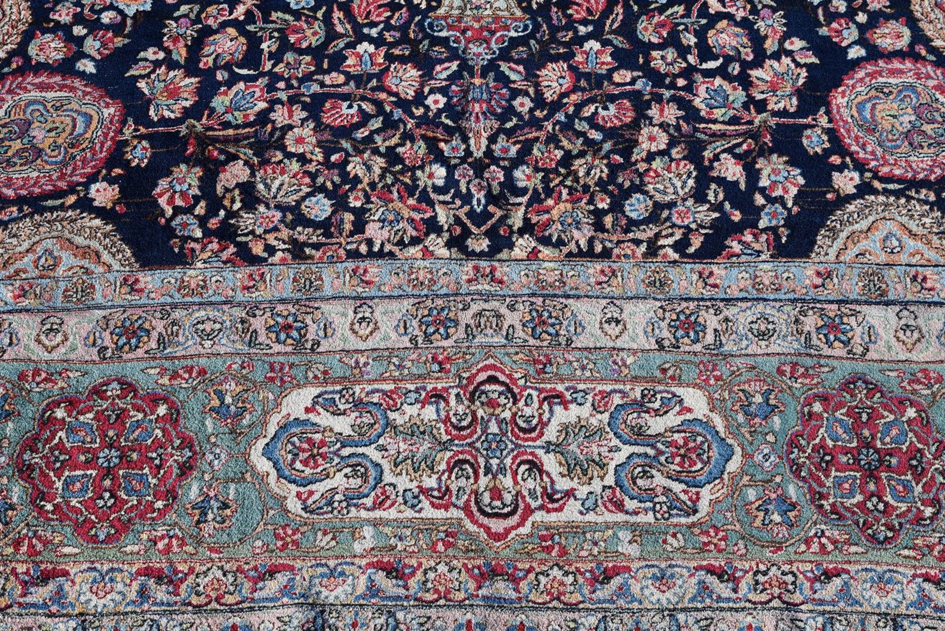 A LAVAR KIRMAN CARPET, approximately 525 x 371cm - Bild 3 aus 4