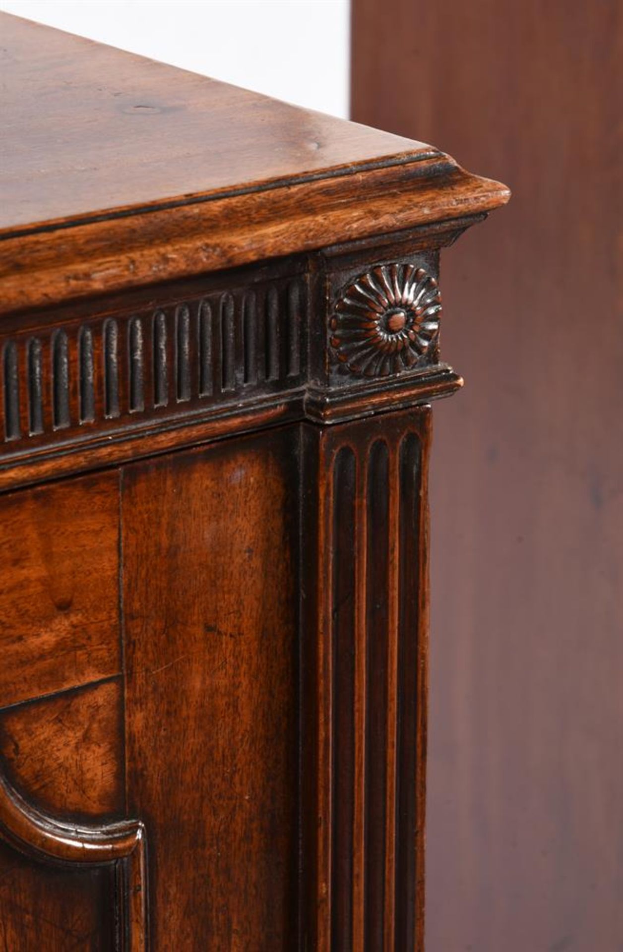 A PAIR OF GEORGE III MAHOGANY PEDESTAL CUPBOARDS, IN THE MANNER OF INCE & MAYHEW, CIRCA 1790 - Bild 6 aus 11