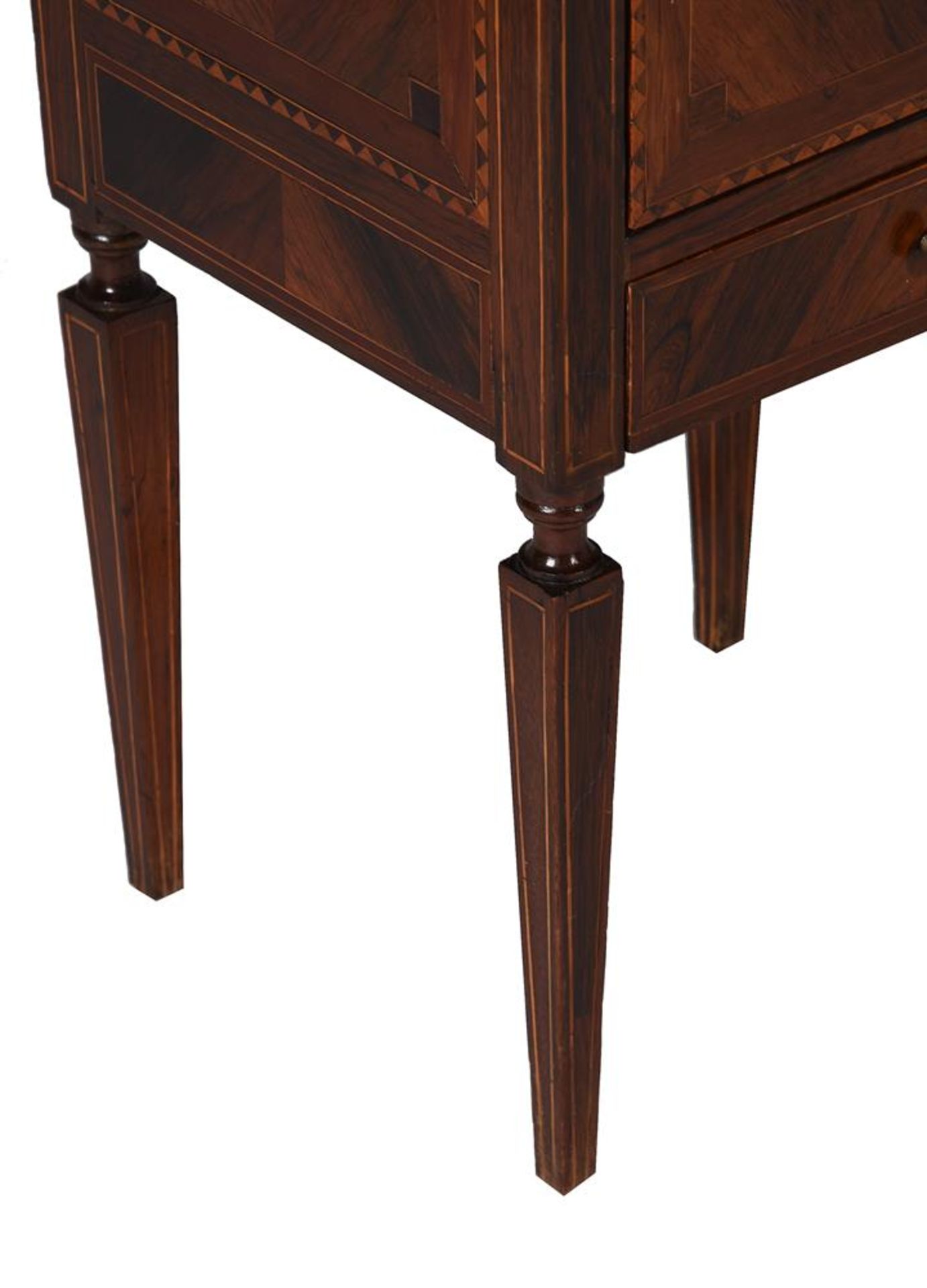 Y A PAIR OF ITALIAN ROSEWOOD AND MARQUETRY BEDSIDE CABINETS, EARLY 19TH CENTURY - Bild 2 aus 6