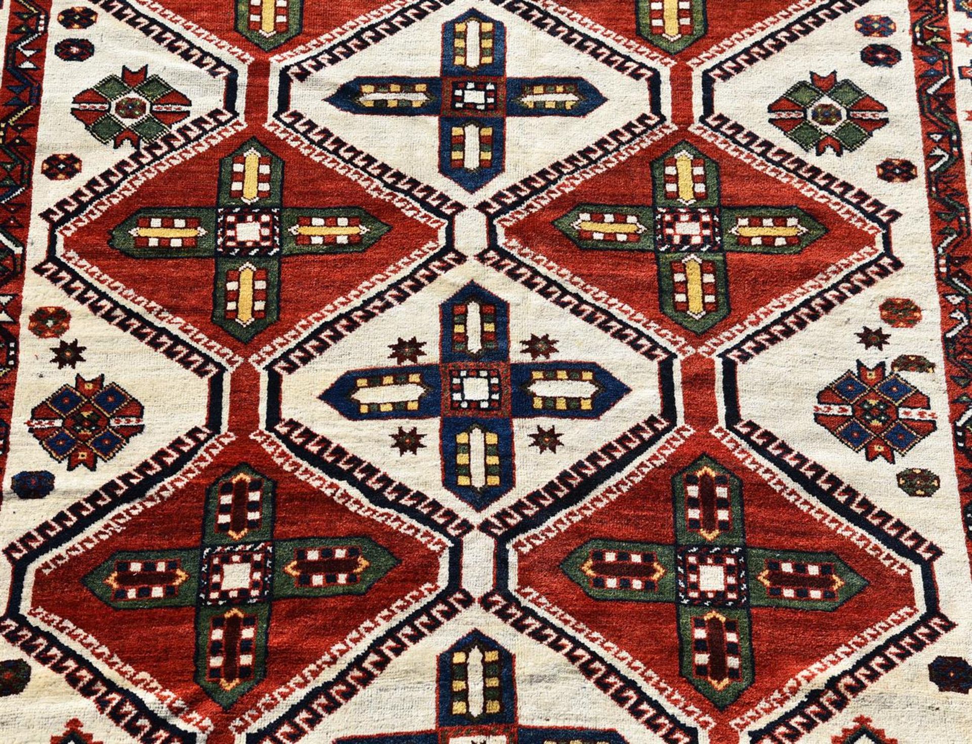 A LOURISTAN CARPET, approximately 312 x 170cm - Bild 2 aus 5