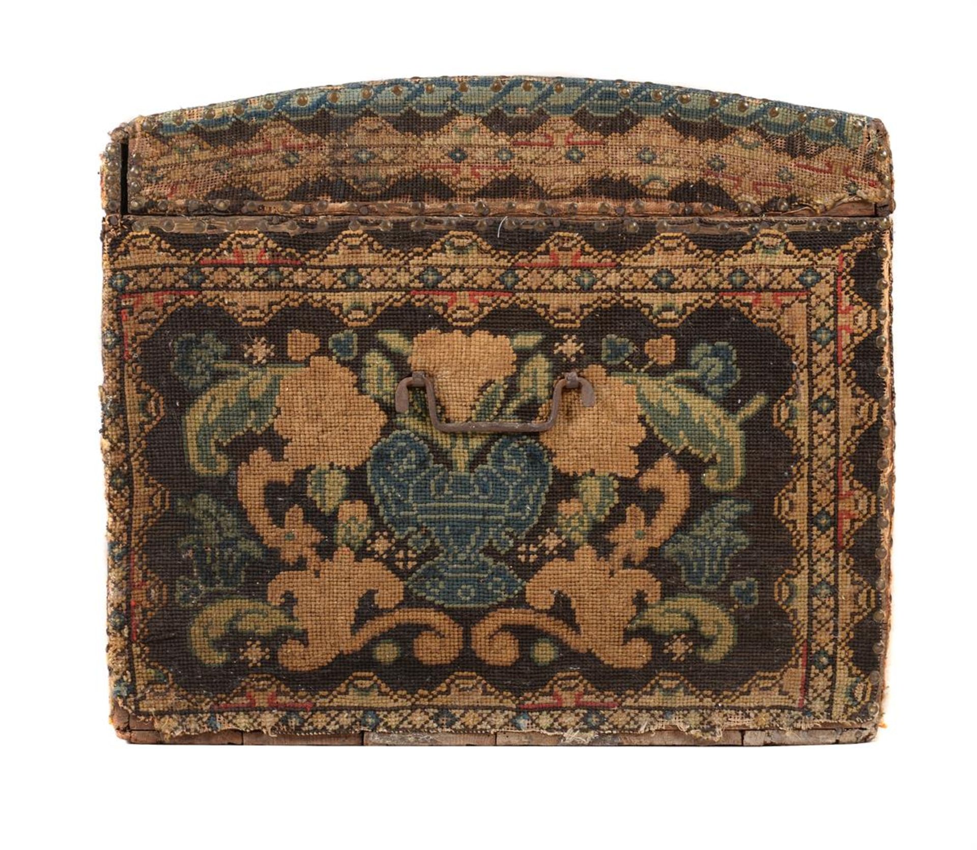 A GEORGE II GROS AND PETIT POINT NEEDLEWORK COVERED CHEST, CIRCA 1755 - Bild 6 aus 7