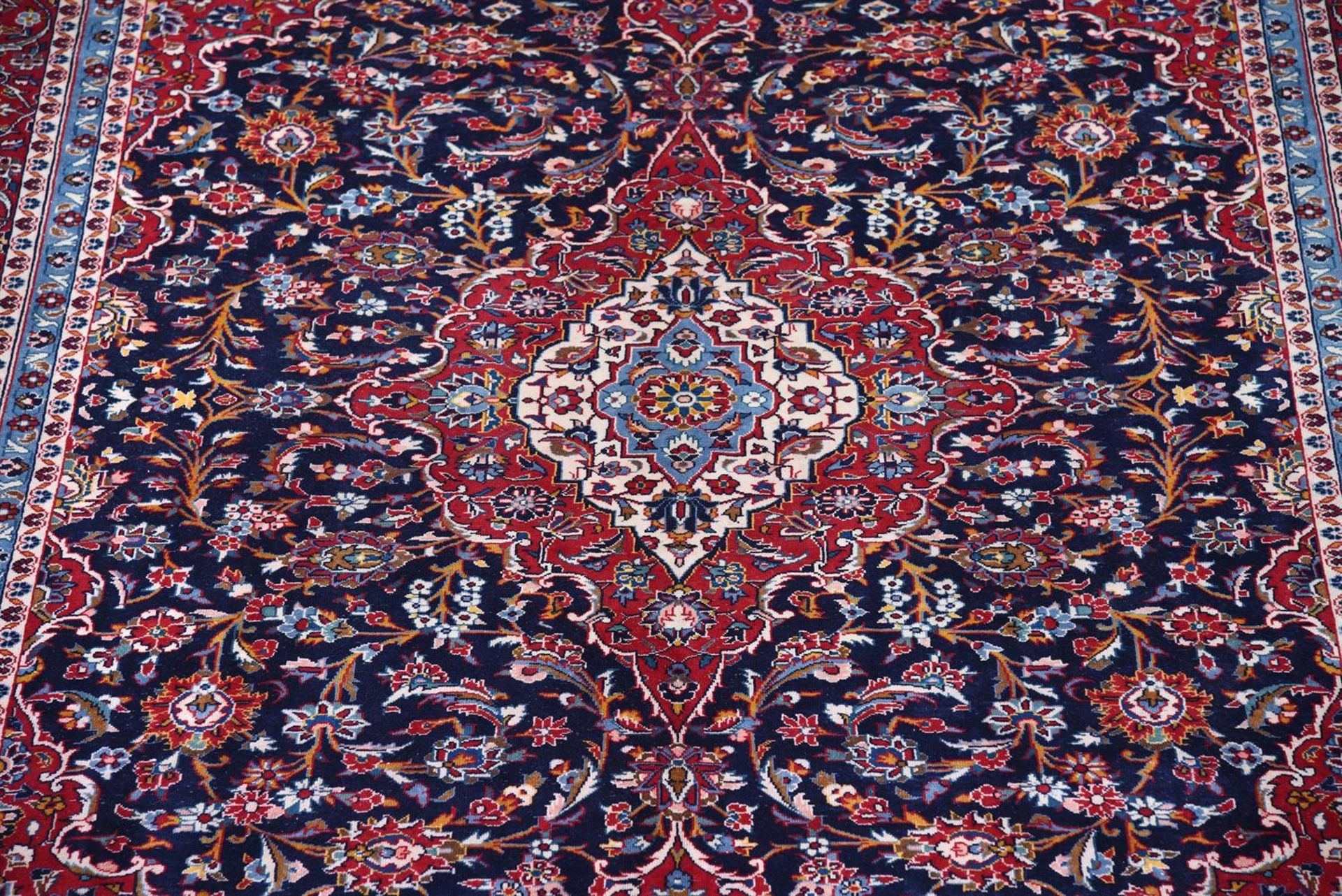 A KASHAN CARPET, approximately 410 x 290cm - Bild 2 aus 3