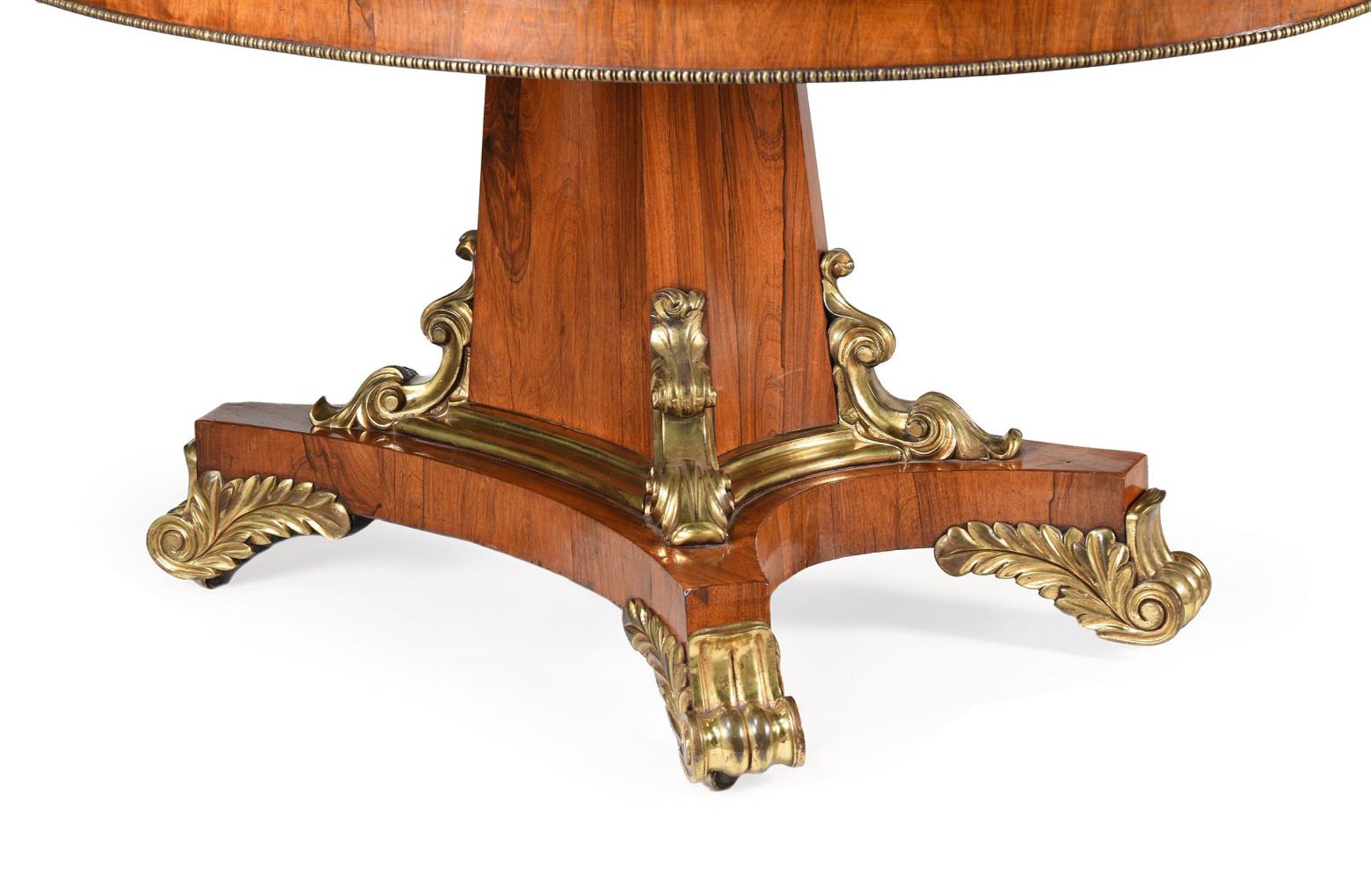 Y A GEORGE IV ROSEWOOD AND GILT METAL MOUNTED OVAL CENTRE TABLE, CIRCA 1830 - Bild 3 aus 5